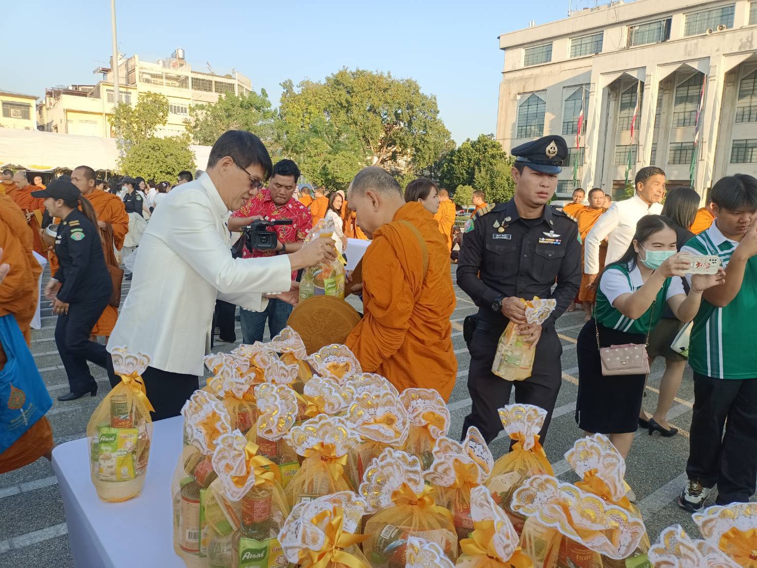 กทม. ตักบาตรพระสงฆ์ 68 รูป เพื่อเป็นสิริมงคลต้อนรับปีใหม่ 2568