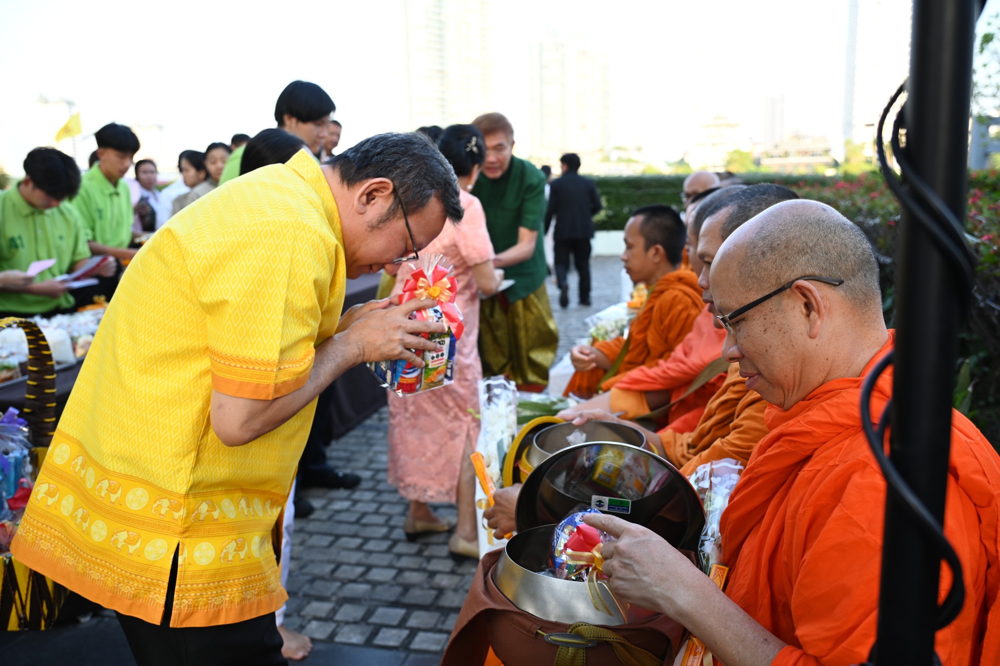 คณะผู้บริหารโรงพยาบาลเจริญกรุงประชารักษ์ ร่วมพิธีทำบุญตักบาตรและฟังปาฐกถาธรรม เนื่องในวันขึ้นปีใหม่ของโรงแรมแม่น้ำ รามาดาพลาซา และมูลนิธิตั้งสินอุปถัมภ์
