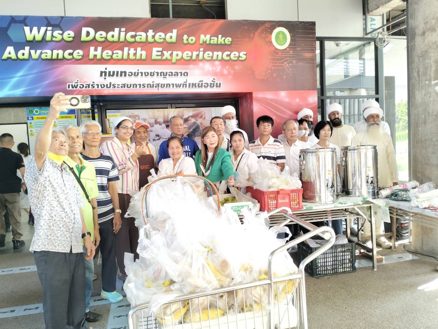 กิจกรรมมอบเครื่องดื่มพร้อมอาหารว่างให้ผู้มารับบริการและบุคลากรในโรงพยาบาลฯ