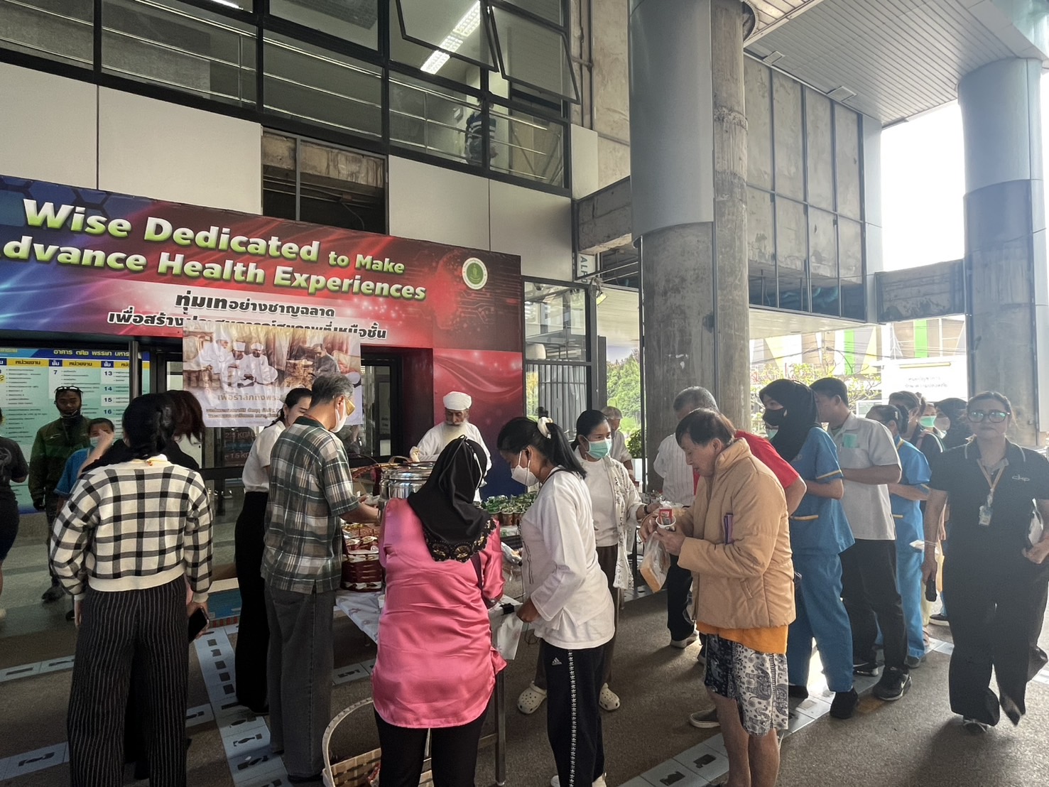 โรงพยาบาลเจริญกรุงประชารักษ์จัดกิจกรรมให้บริการเครื่องดื่มพร้อมอาหารว่าง เพื่อผู้มารับบริการ และบุคลากรในโรงพยาบาล