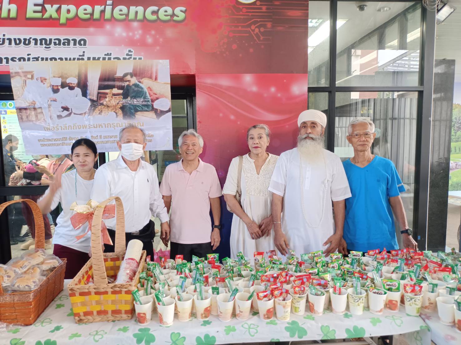 โรงพยาบาลเจริญกรุงประชารักษ์จัดกิจกรรมให้บริการเครื่องดื่มพร้อมอาหารว่าง เพื่อผู้มารับบริการ และบุคลากรในโรงพยาบาล