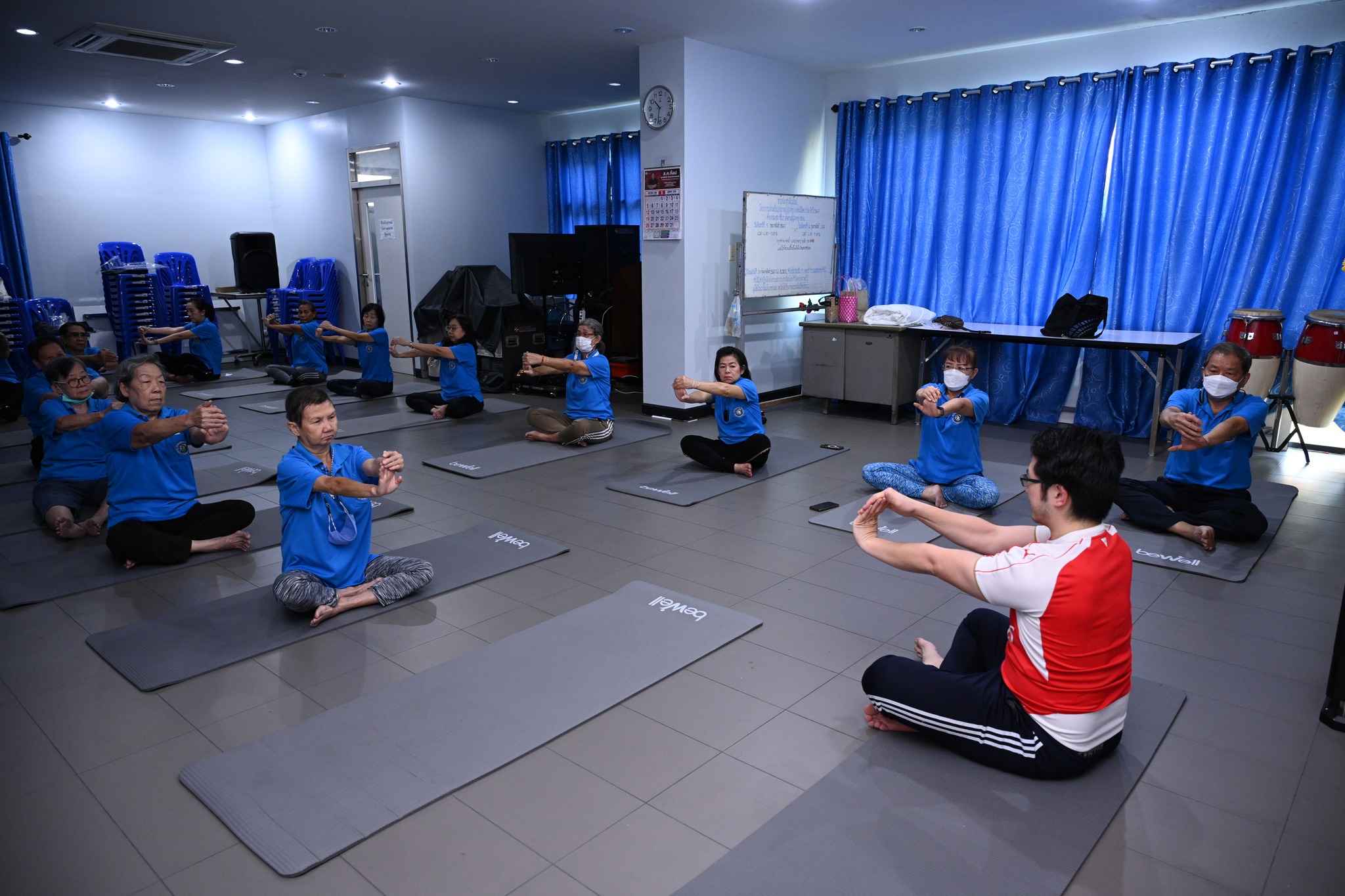 ชมรมผู้สูงอายุ จัดกิจกรรมโยคะ เพื่อส่งเสริมสุขภาพให้แก่ผู้สูงอายุ