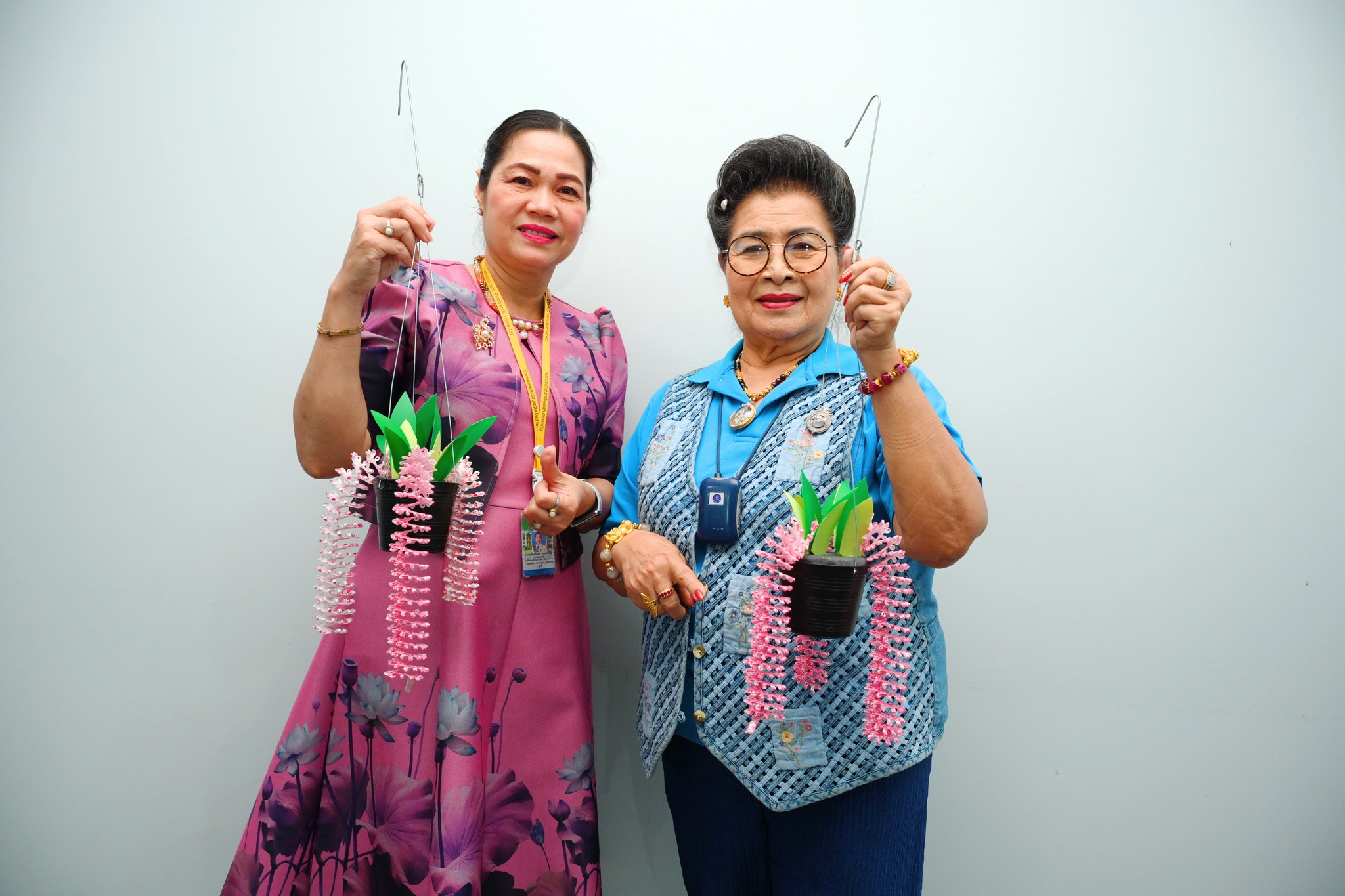 ชมรมผู้สูงอายุโรงพยาบาลเจริญกรุงประชารักษ์ จัดกิจกรรมส่งเสริมการฝึกอาชีพ ประดิษฐ์ดอกไม้จากเส้นพลาสติก