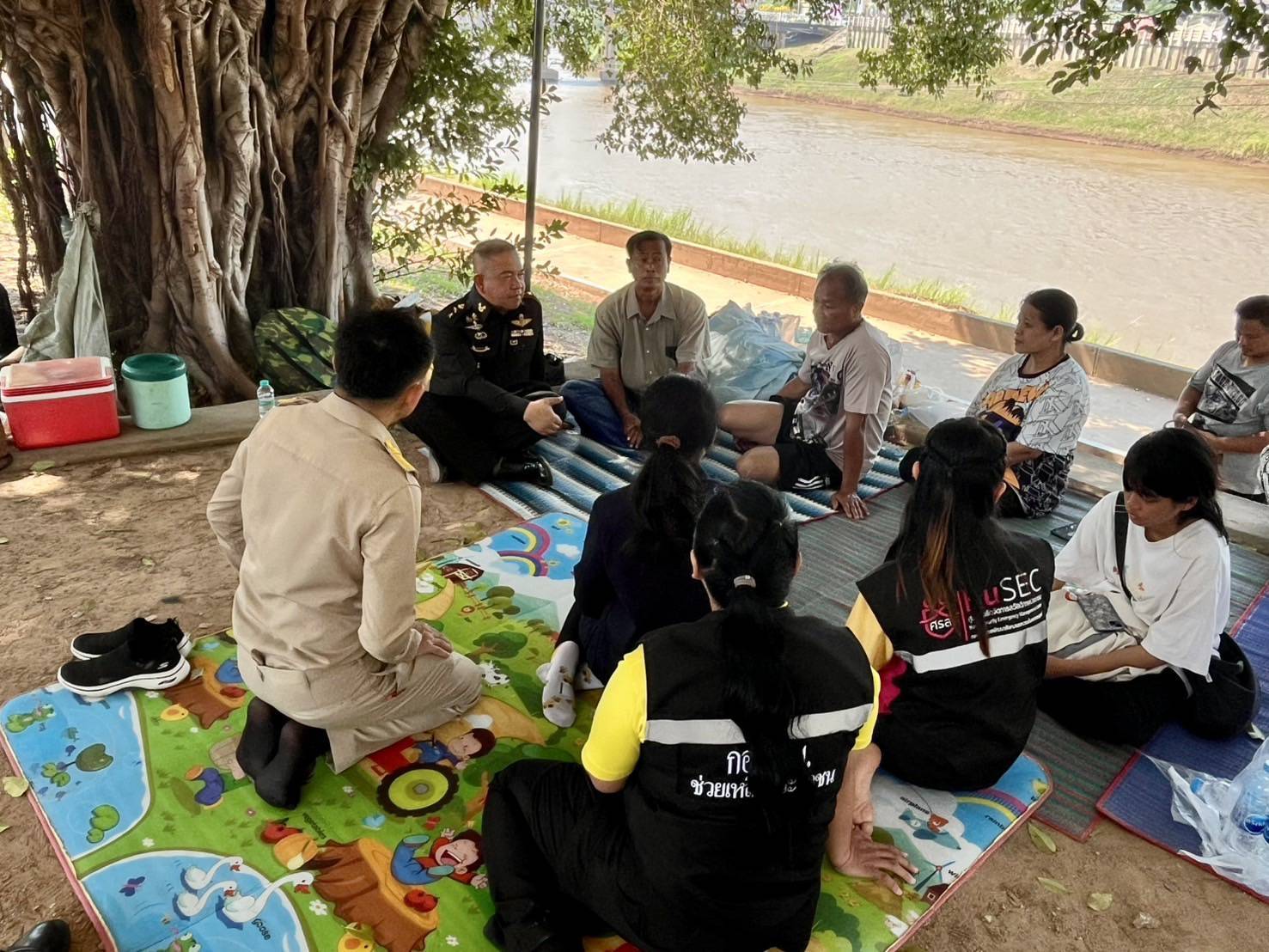  กอ.รมน.พิษณุโลก บูรณาการช่วยเหลือญาติรอคอย ค้นหาร่างนักศึกษา ม.นเรศวร กระโดดสะพาน