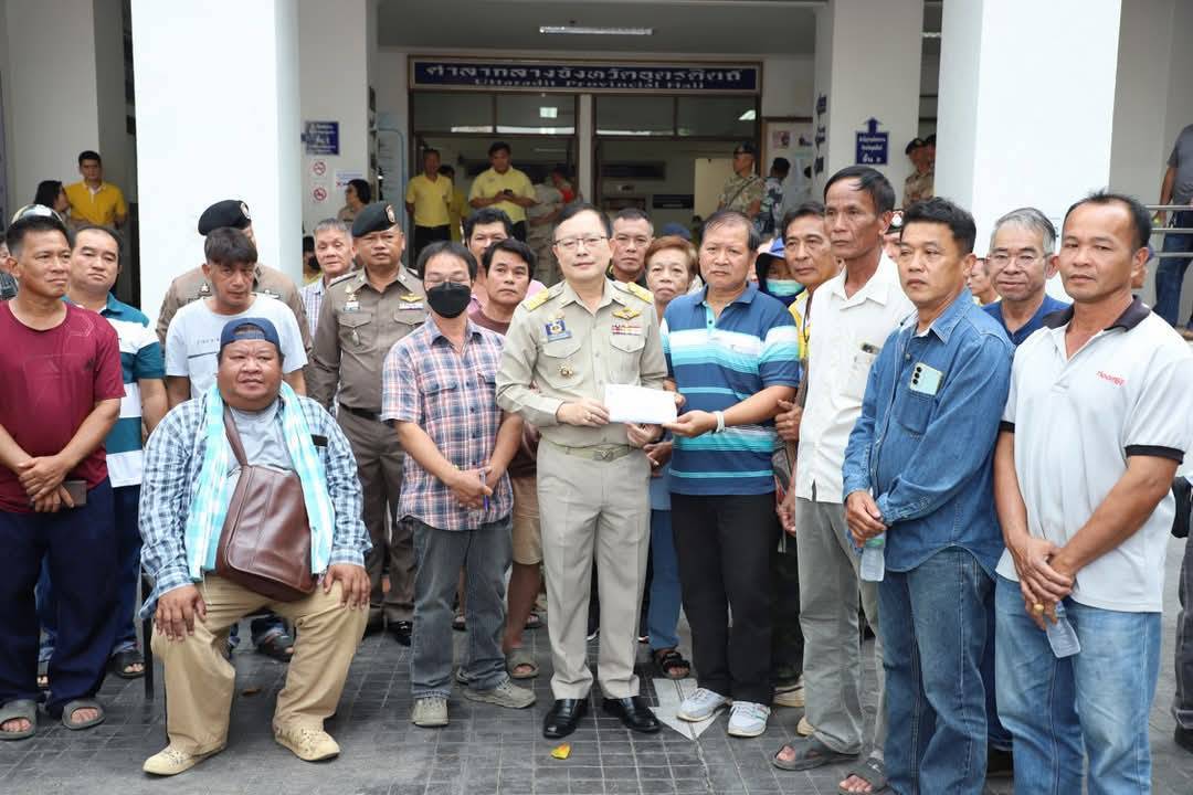 กลุ่มเกษตรกรชาวสวนผู้ปลูกทุเรียน ลางสาด ลองกอง อำเภอลับแลกว่า 200 คน บุกทวงถามความคืบหน้าการสร้างถนนเข้าสู่สวน ภายหลังจากการที่ได้รับการอนุมัติจากสภาผู้แทนราษฎรแล้ว แต่เรื่องการก่อสร้างยังไม่มีความคืบหน้า