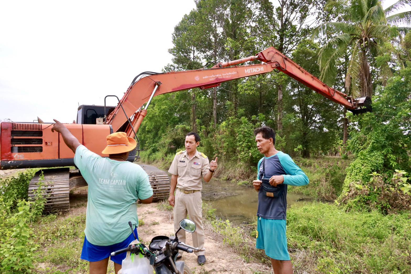 รองนายก อบจ.พิษณุโลก ลงพื้นที่ติดตามการขุดลอกวัชพืชคลองระบายน้ำป้องกันน้ำท่วมขังในพื้นที่ ต.มะต้อง อ.พรหมพิราม