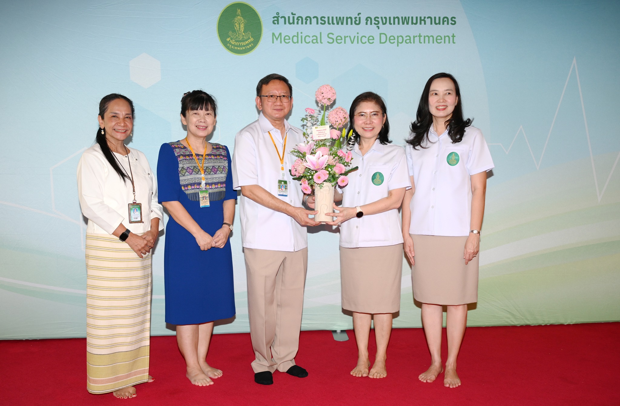 คณะผู้บริหารโรงพยาบาลเจริญกรุงประชารักษ์ มอบช่อดอกไม้ แสดงความยินดี งานครบรอบ 51 ปี สำนักการแพทย์