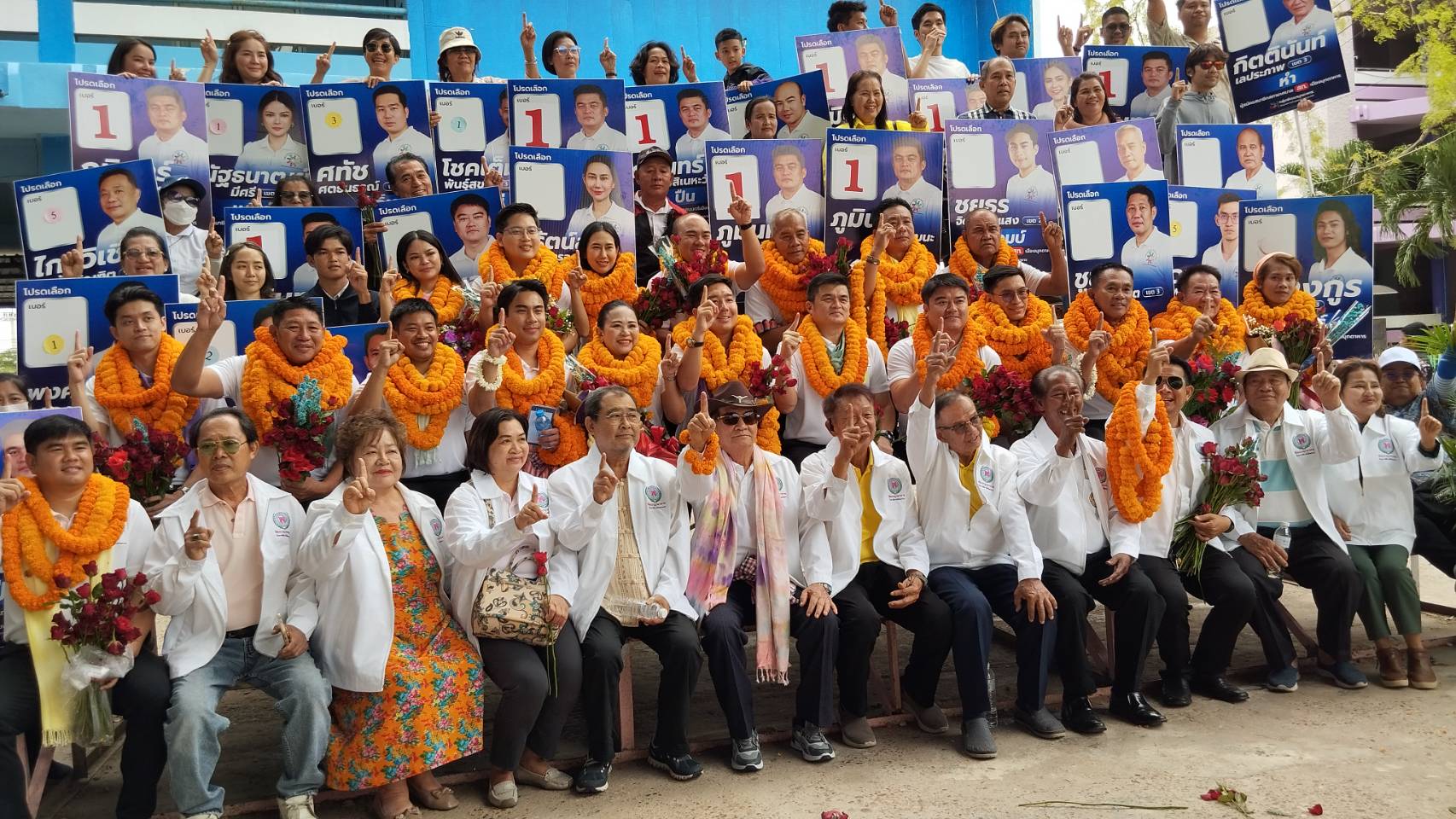 สมัครนายกและสท.เทศบาลเมืองมุกดาหาร วันแรก กองเชียร์เพียบ