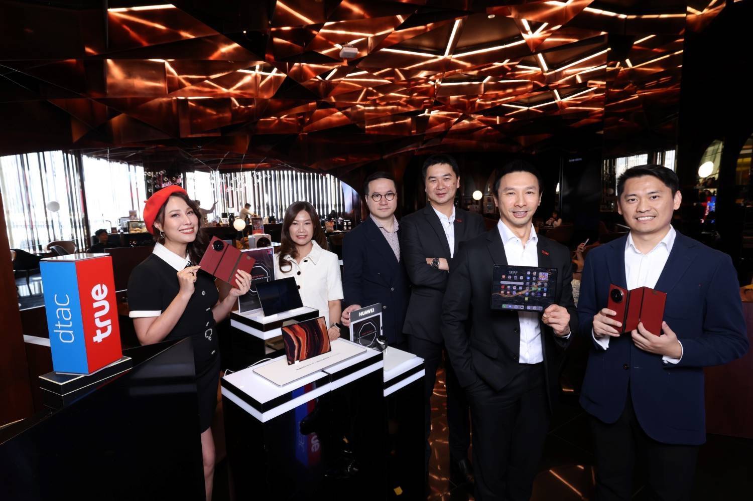 ก้าวสู่โลกอนาคตไปด้วยกัน… HUAWEI Mate XT Ultimate Design x True เผยโฉมสมาร์ทโฟนสุดล้ำนวัตกรรมจอพับ 3 ทบแรกของโลก บนเครือข่ายที่ดีที่สุดจากทรู พร้อมเอกสิทธิ์เหนือระดับสำหรับลูกค้าทรูคนสำคัญ