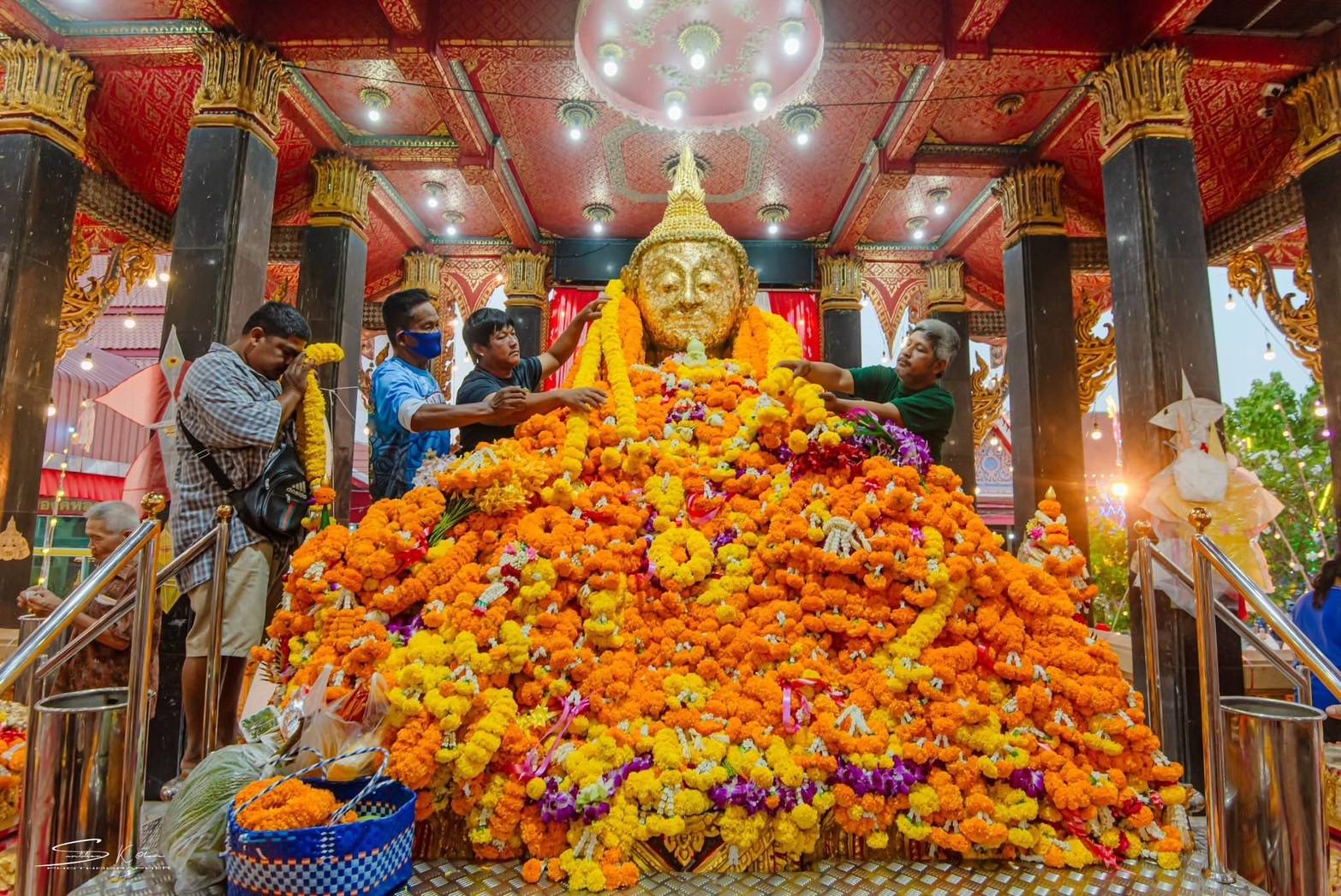 งานปิดทองขอพร “องค์หลวงพ่อโต วัดหลักสี่ฯ” งานเกษตรและของดีอำเภอบ้านแพ้ว วันสุดท้ายรวมยอดผู้มีจิตศรัทธาร่วมทำบุญปิดทอง “องค์หลวงพ่อโต” ถวายปัจจัยจำนวน 14,011,728 บาท มีกำนันผู้ใหญ่บ้าน 12 ตำบล ร่วมอำนวยความสะดวกดูแลความสงบเรียบร้อยในงาน