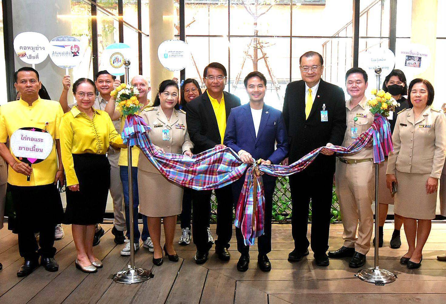 ภราดร ปริศนานันทกุล  รองประธานสภาผู้แทนราษฎร คนที่สอง เปิดงานตลาดซื้อง่าย ขายถูก ช่วยเหลือและสมทบทุนให้กำลังใจแก่ภรรยาของบุคลากรสำนักประชาสัมพันธ์ ซึ่งป่วยด้วยโรคมะเร็งเม็ดเลือดขาว