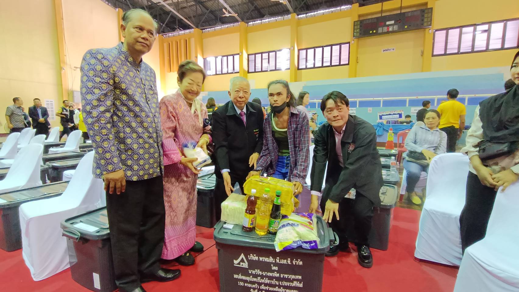  ผู้ว่าประจวบฯ มอบถังน้ำ เก้าอี้สุขา และสิ่งของอุปโภคบริโภค เพื่อช่วยเหลือผู้ประสบภัยแล้งและผู้ด้อยโอกาส ในพื้นที่
