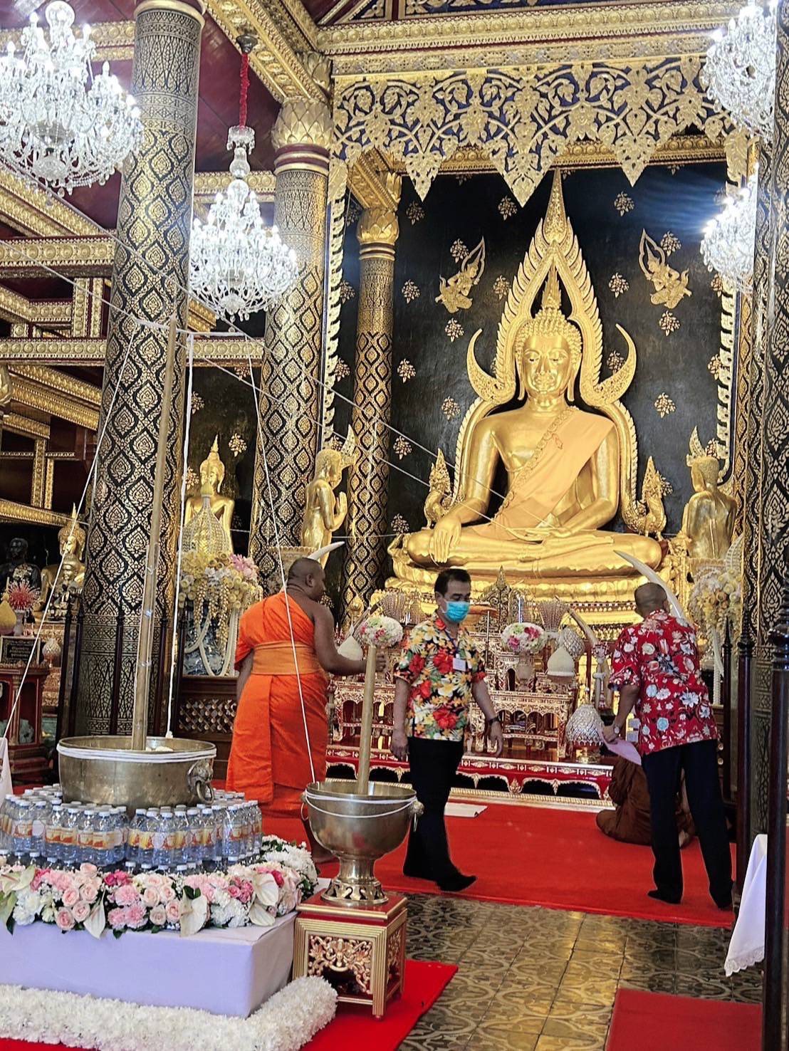 สรงน้ำพระพุทธชินราช เสริมสิริมงคลรับปีใหม่ไทย