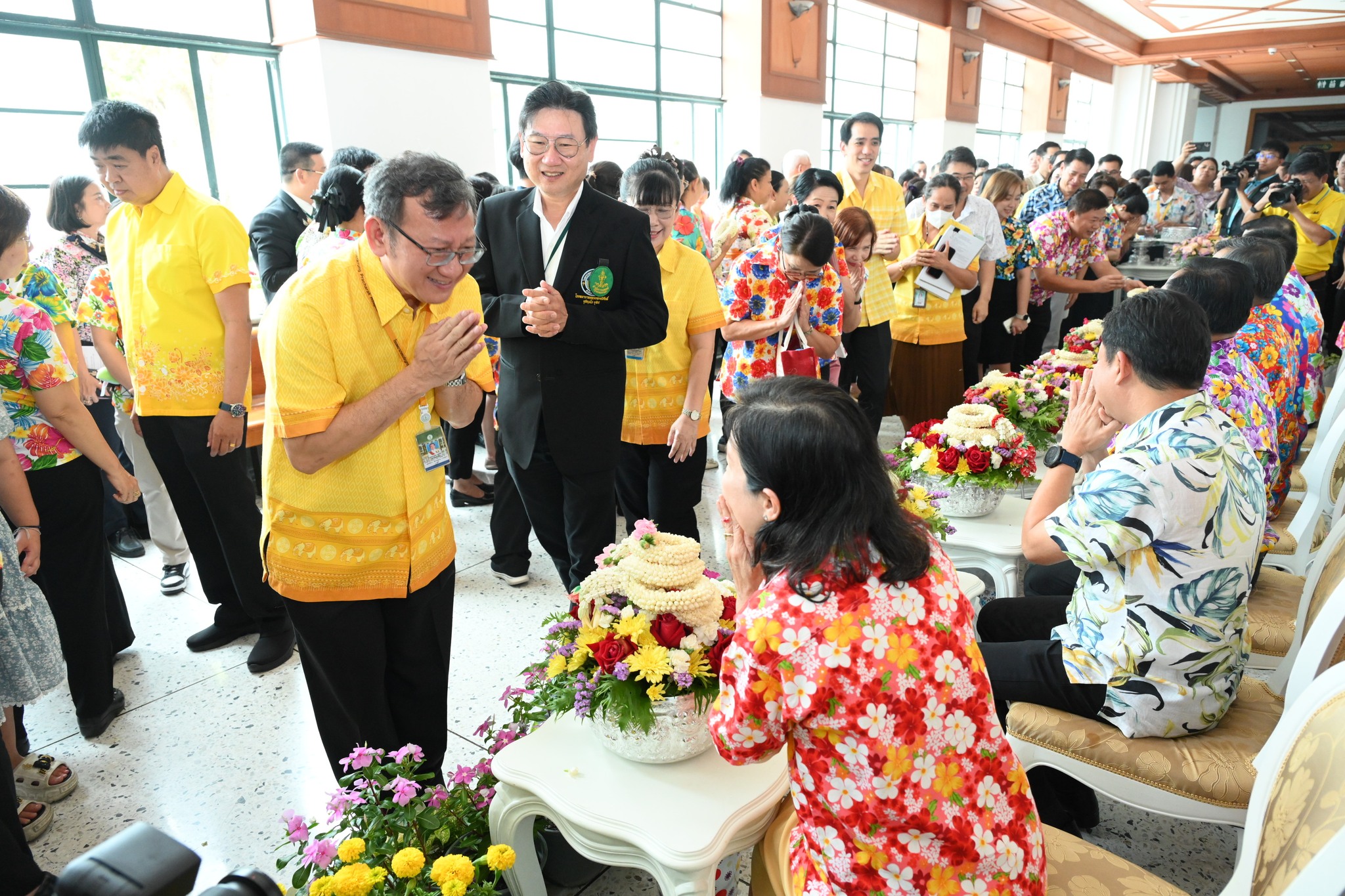 คณะผู้บริหารโรงพยาบาลเจริญกรุงประชารักษ์ ร่วมรดน้ำขอพร ผู้บริหารกรุงเทพมหานคร 