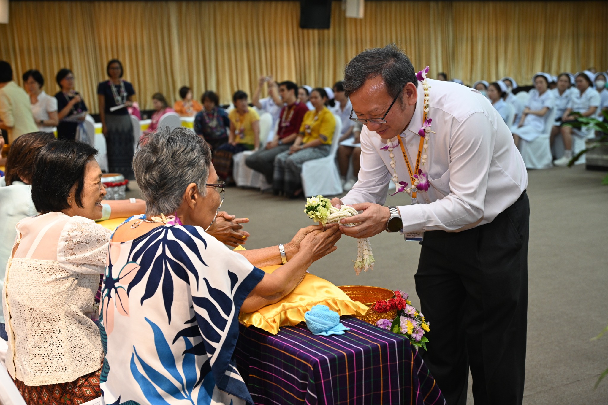 ฝ่ายการพยาบาล โรงพยาบาลเจริญกรุงประชารักษ์ จัดกิจกรรมสืบสานประเพณีไทย รดน้ำขอพรผู้ใหญ่