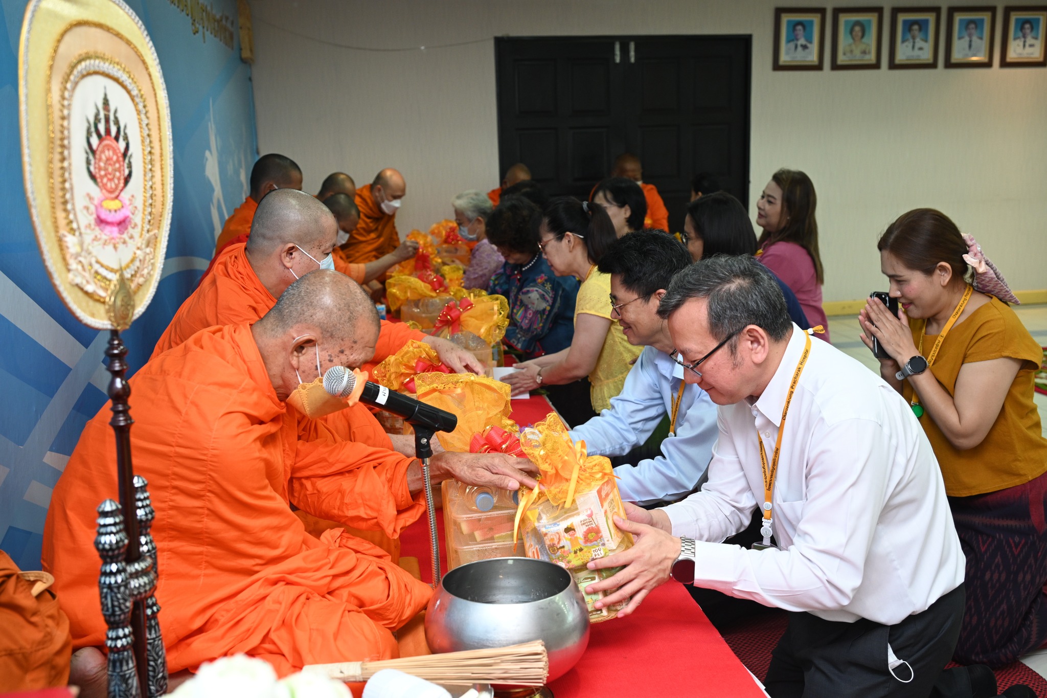 ฝ่ายการพยาบาล โรงพยาบาลเจริญกรุงประชารักษ์ จัดกิจกรรมทําบุญถวายสังฆทาน