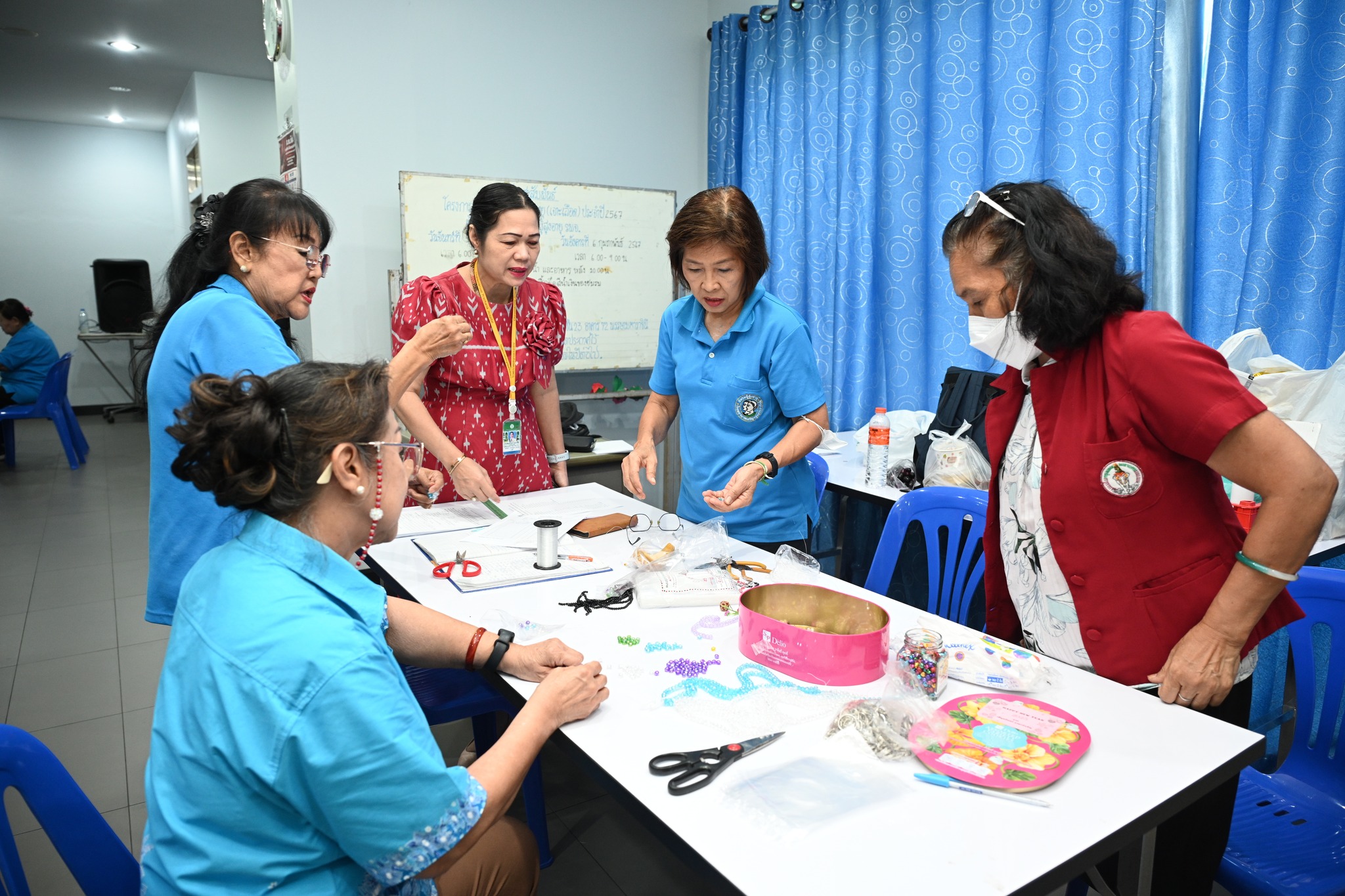 โรงพยาบาลเจริญกรุงประชารักษ์ จัดกิจกรรมการส่งเสริมการฝึกอาชีพแก่สมาชิกชมรมผู้สูงอายุ