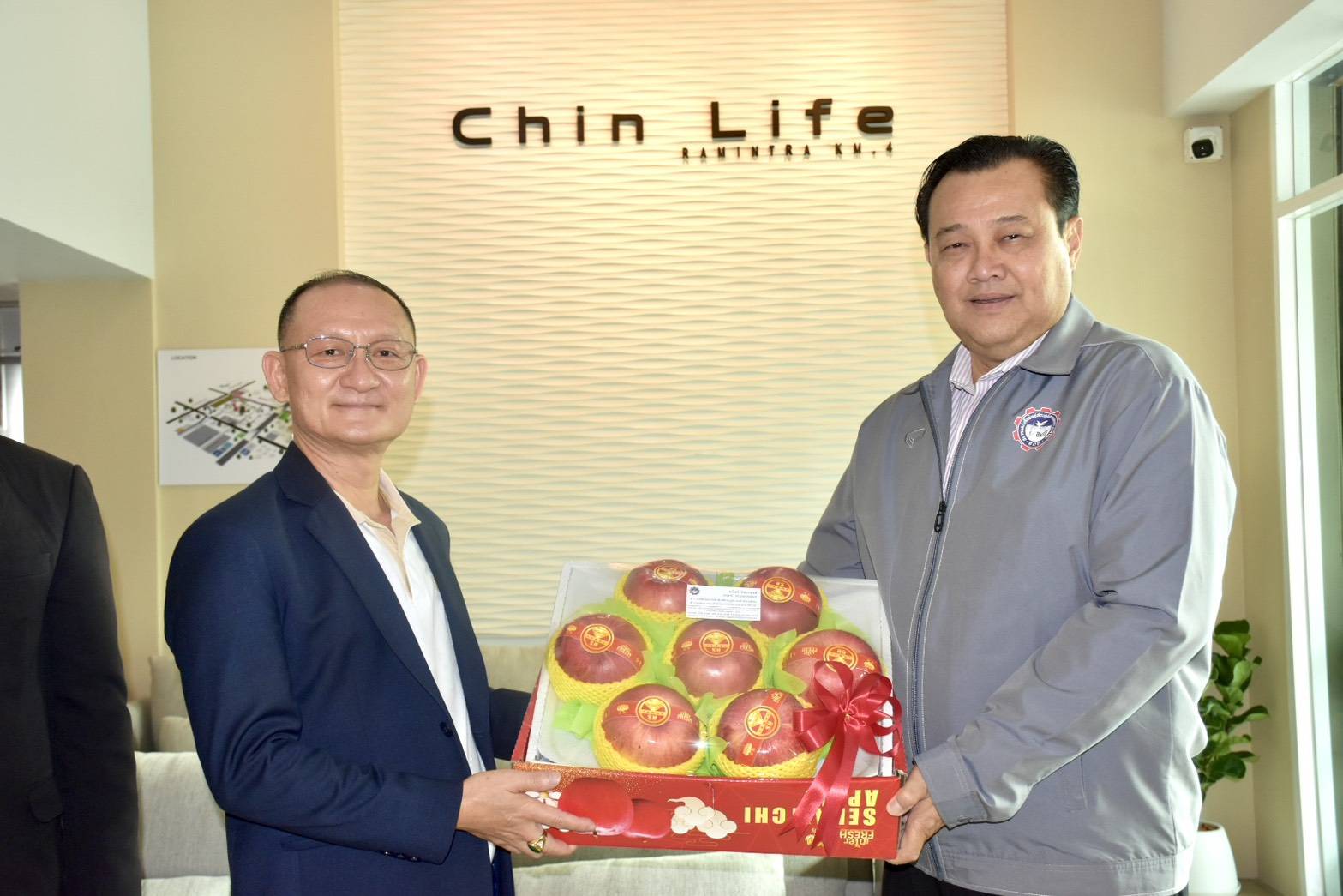 “ชินวัฒน์ ปธ.กก.บห. บจก.เจริญ แอสเสท แมนเนจเมนท์” จัดทำบุญเลี้ยงพระ และเปิดตัวสำนักงานขาย คอนโด “ชินไลฟ์” รามอินทรา กม.4