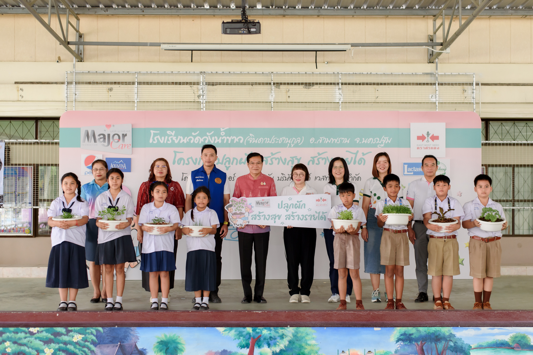 เมล็ดพันธุ์ตราศรแดง ผนึกมูลนิธิเมเจอร์แคร์ ขับเคลื่อน “โครงการปลูกผัก สร้างสุข สร้างรายได้” ที่นครปฐม