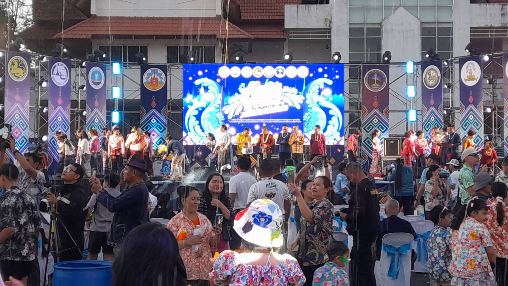 สงกรานต์วันแรกคึกคัก สาดน้ำยัน 4 ทุ่ม