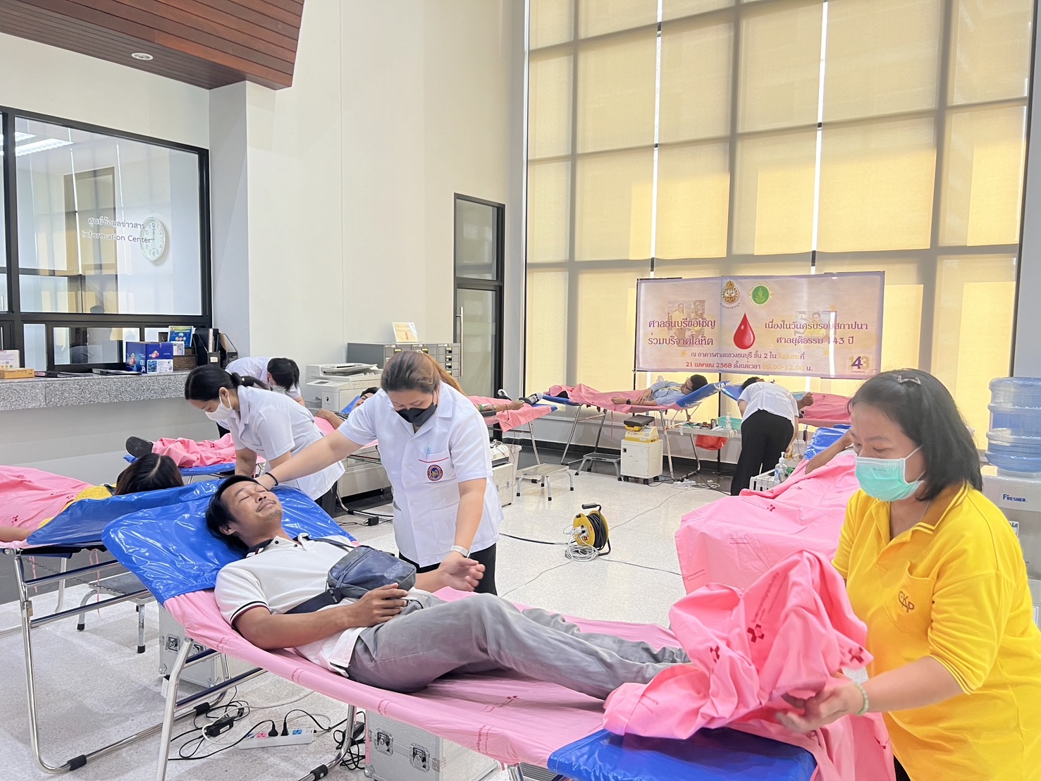 กลุ่มงานธนาคารเลือด โรงพยาบาลเจริญกรุงประชารักษ์ และ ศาลแขวงธนบุรี  ร่วมจัดกิจกรรมเสริมสร้างคุณภาพชีวิตบุคลากร ด้วยการบริจาคโลหิต เนื่องในวันสถาปนาศาลยุติธรรม ประจำปี 2568