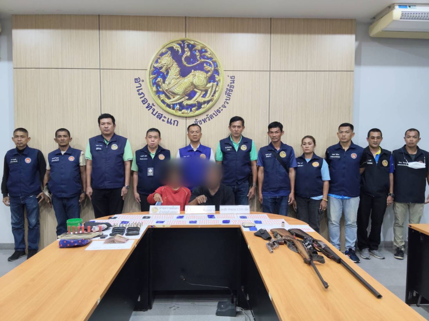 อำเภอทับสะแก “เปิดยุทธการเมืองสามอ่าว ล้างบางยาเสพติด ได้ยาบ้า กว่า 3,000 เม็ด อาวุธปืน 3 กระบอก กระสุน 56 นัด