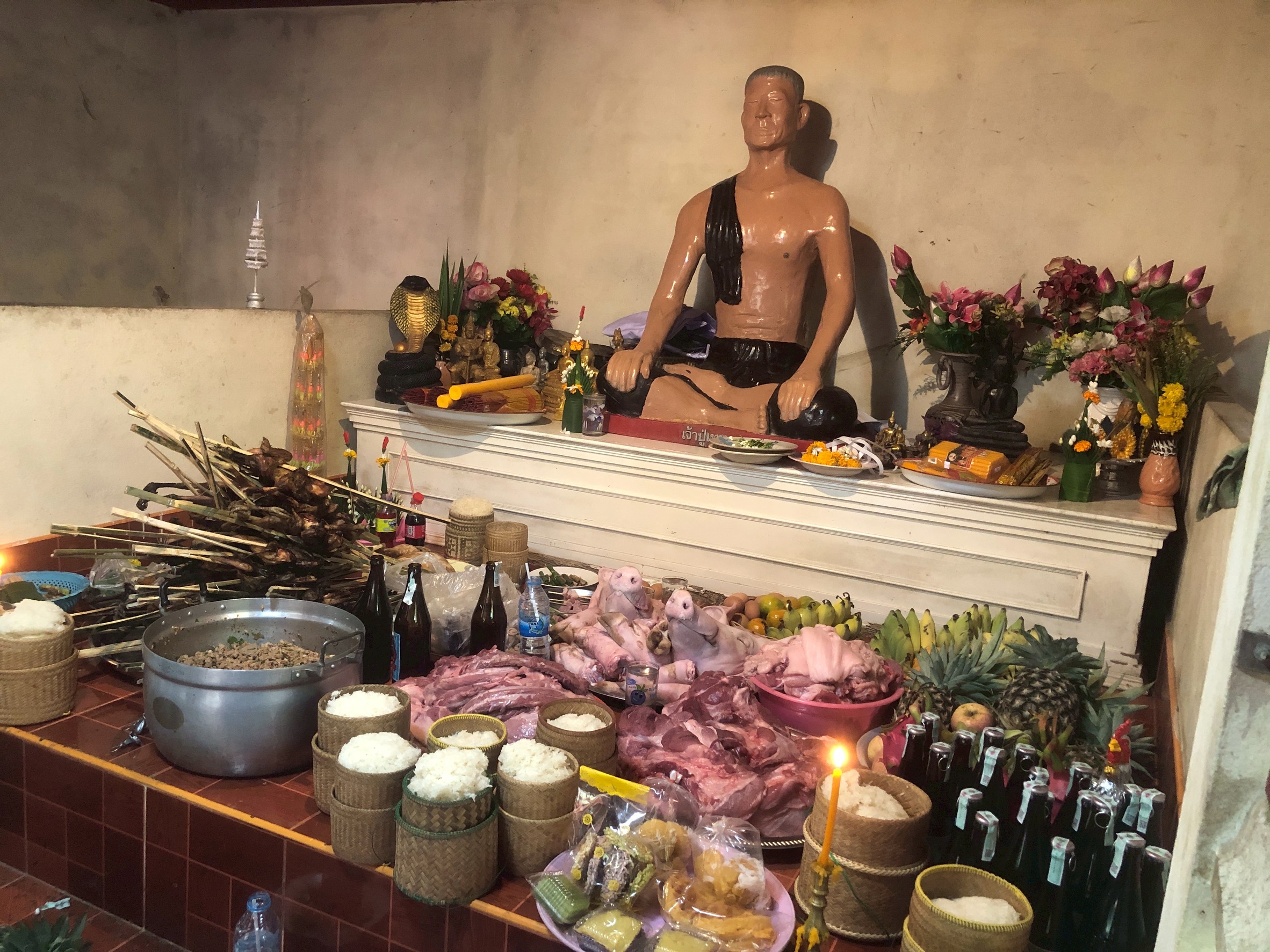 กำนัน ผู้ใหญ่บ้าน ผู้นำท้องที่ผู้นำท้องถิ่น หัวหน้าส่วนราชการในเขตเทศบาลตำบลชัยวารี ร่วมกันนำเครื่องเซ่นไหว้มาบวงสรวง นำถวายเจ้าปู่ขามเปี้ย เพื่อให้ฟ้าฝนตกลงมาถูกต้องตามฤดูกาล ก่อนลงฤดูทำนา