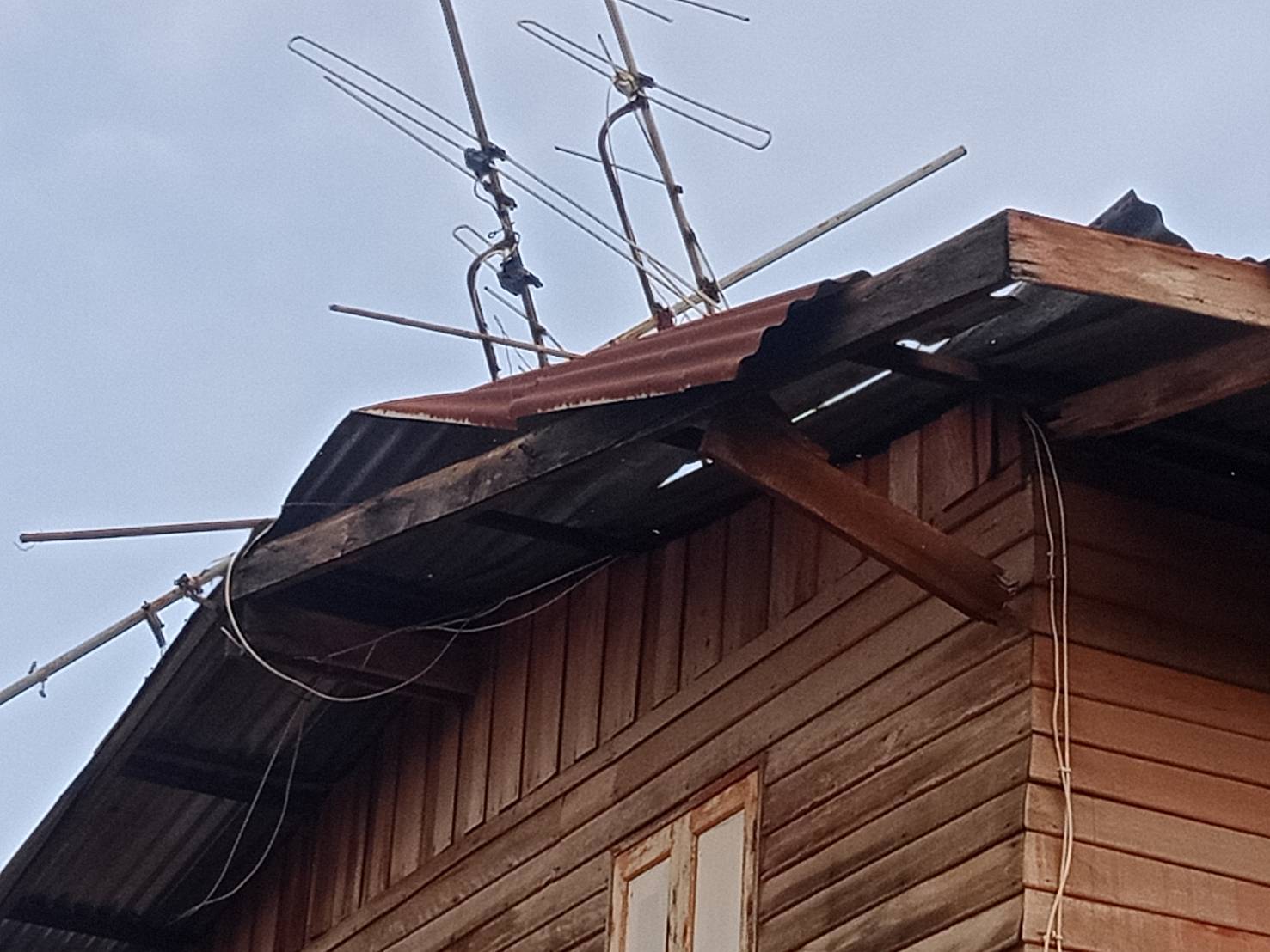 พายุถล่มวังทอง บ้านเรือนเสียหายหลายหลังคาเรือน ขอหน่วยงานเร่งช่วยเหลือด่วน