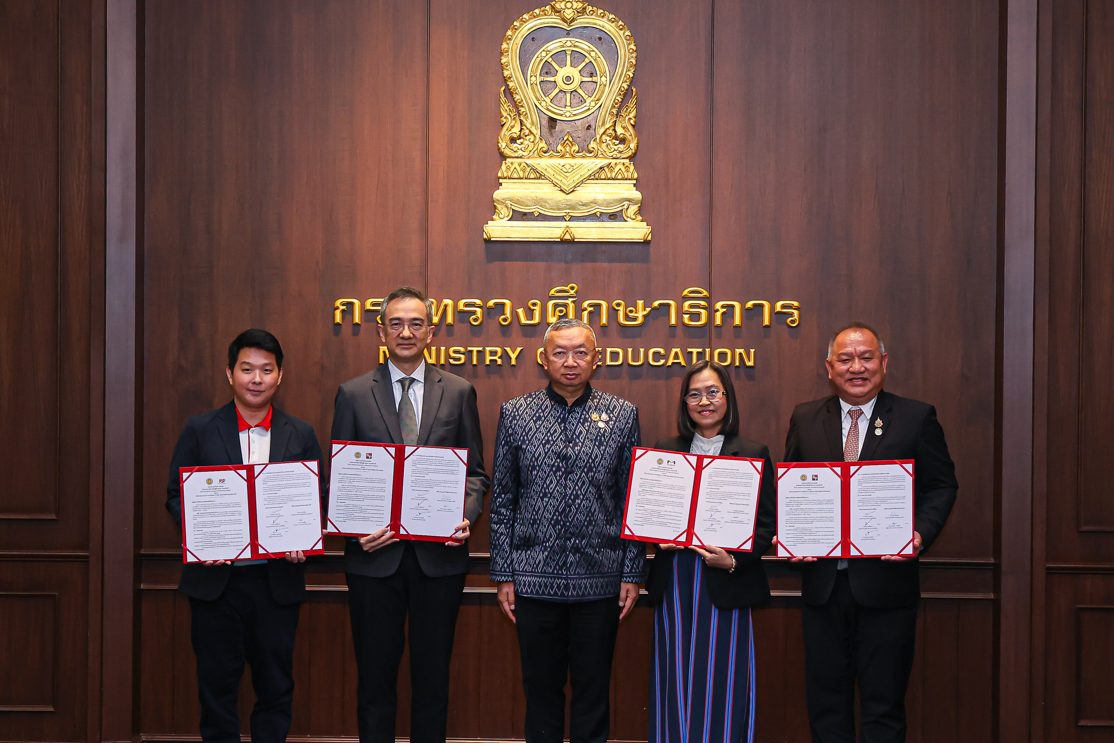 S&P ร่วมพิธีลงนามความร่วมมือทางการศึกษา โปรแกรมการจัดการเรียนรู้ด้วยตนเองระบบทวิภาคี ร่วมกับสำนักงานคณะกรรมการการอาชีวศึกษา กระทรวงศึกษาธิการ