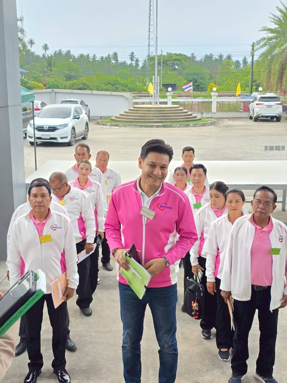 สนามเลือกตั้ง ทต.ทับสะแก “นายกเดียร์” ที่ไร้คู่แข่ง นำทีม กลุ่มรักทับสะแก เข้าสภาได้ 9 ที่นั่ง โดยมีอิสระเสียบมา 3 ที่นั่ง