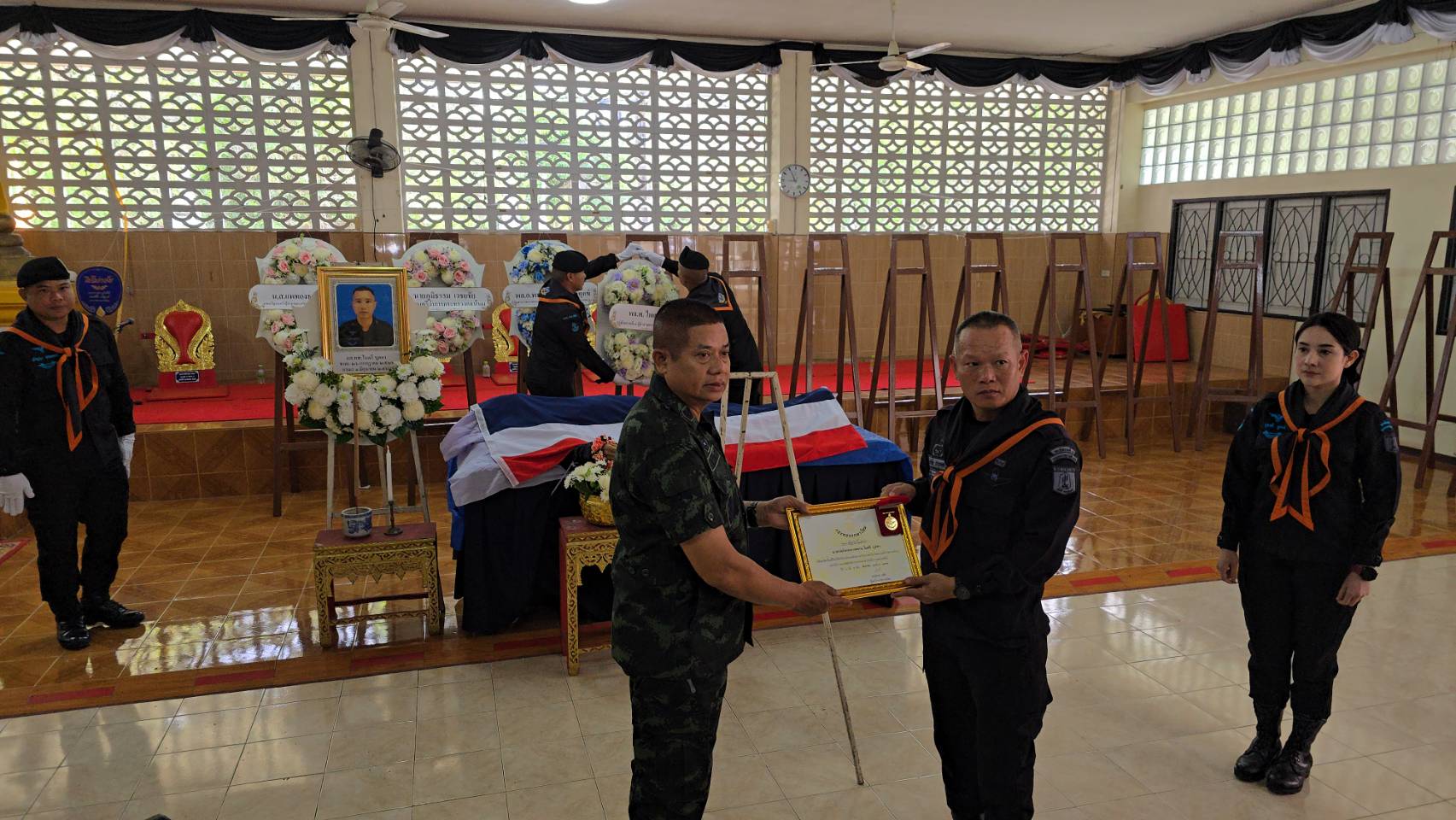 แม่ทัพภาคที่ 4 เป็นประธานในพิธีรดน้ำศพ จนท.ถูกคนร้ายกราดยิงดับคาฐานรือเสาะ