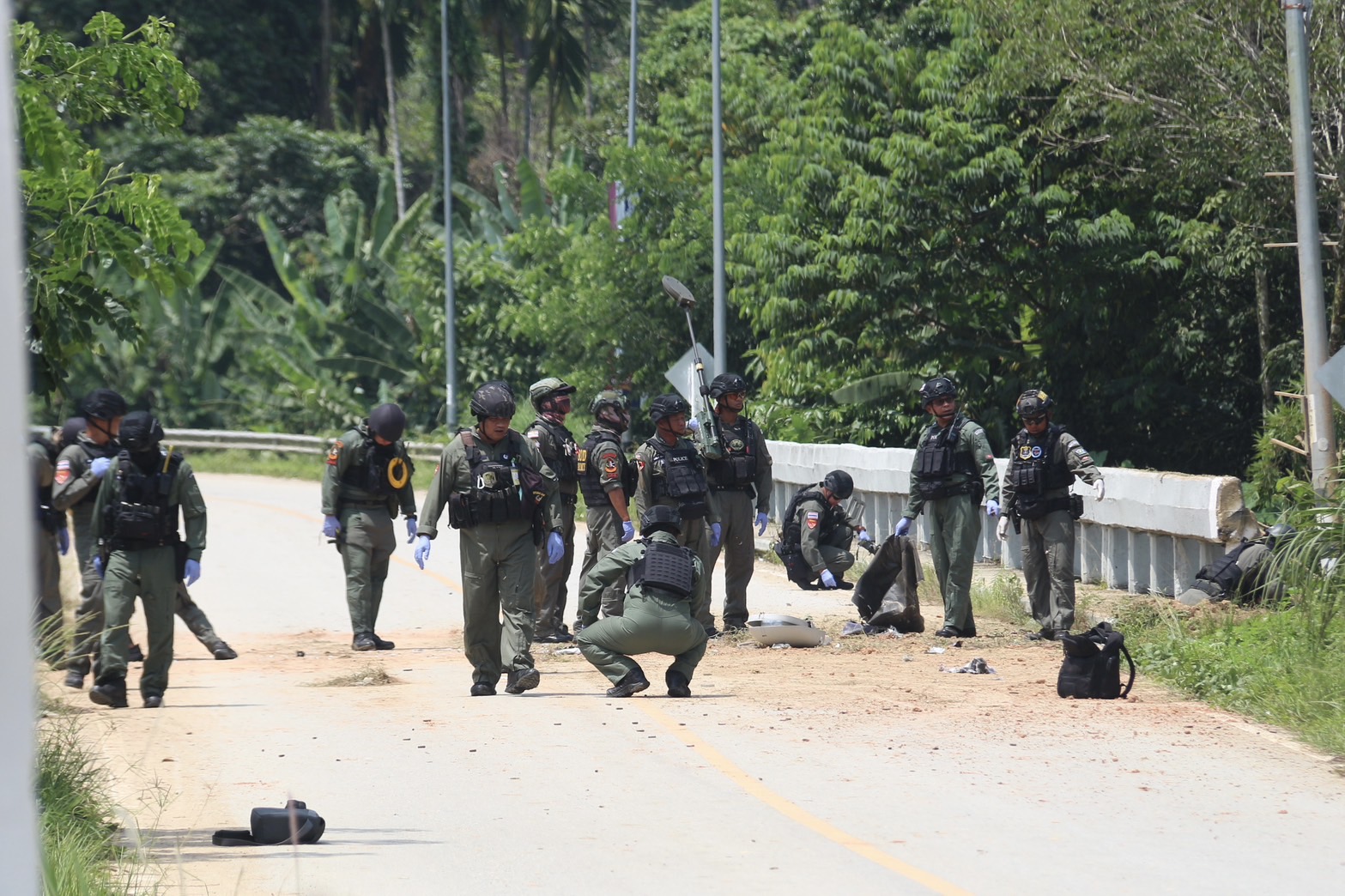 โจรใต้วางระเบิดทหารพรานเสียชีวิต1บาดเจ็บ5 ที่ศรีสาคร และลอบตัดสายไฟกล้องวงจรปิด 10 ตัวที่จะแนะ