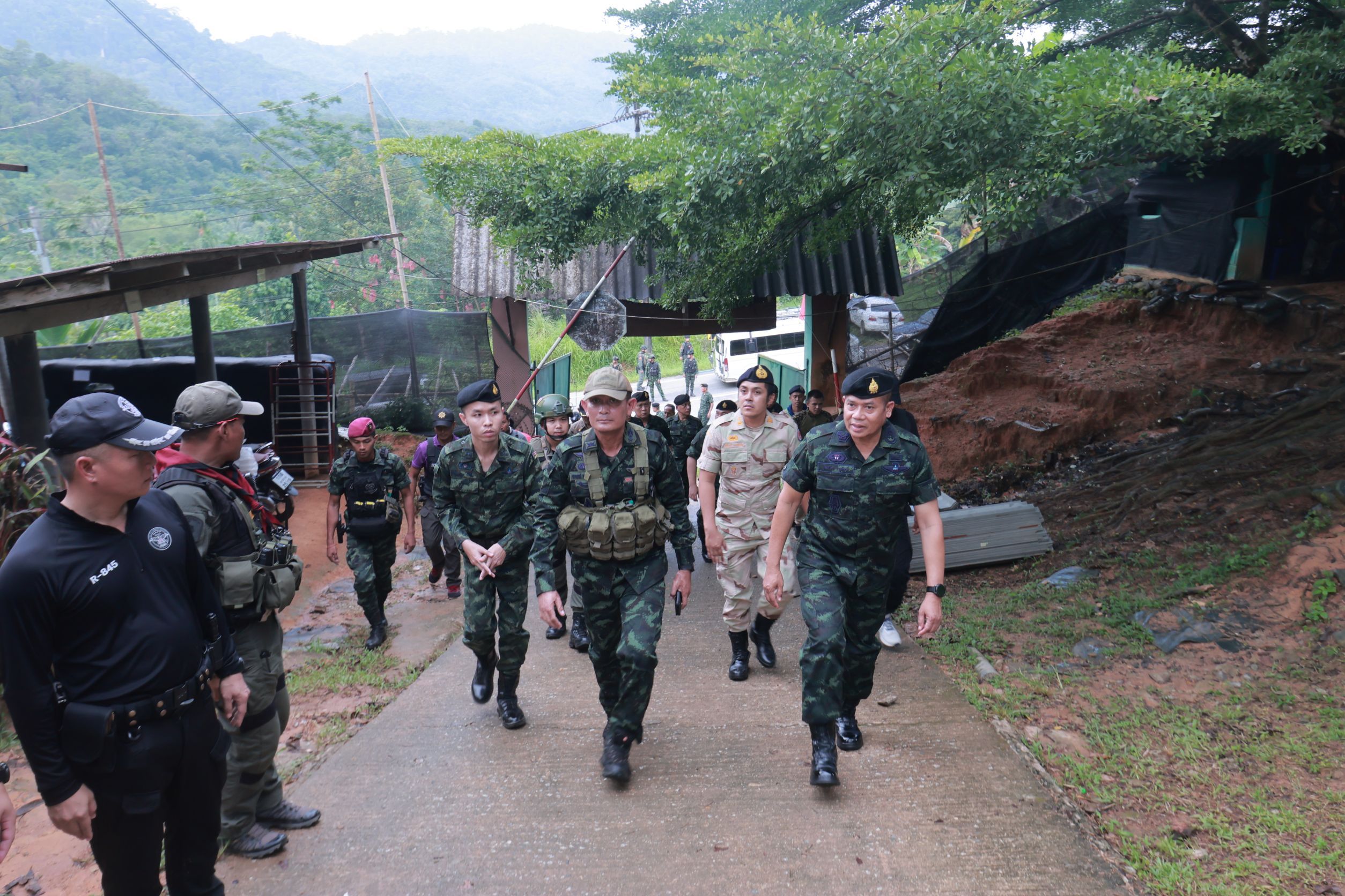 มทภ.4 ตรวจเยี่ยม พร้อมสั่งคุมเข้มความปลอดภัย หลังคนร้ายโจมตีฐาน ชคต.เกียร์ อ.สุคิริน จ.นราธิวาส ส่งผลให้เจ้าหน้าที่ถูกยิงบาดเจ็บ 2 นาย