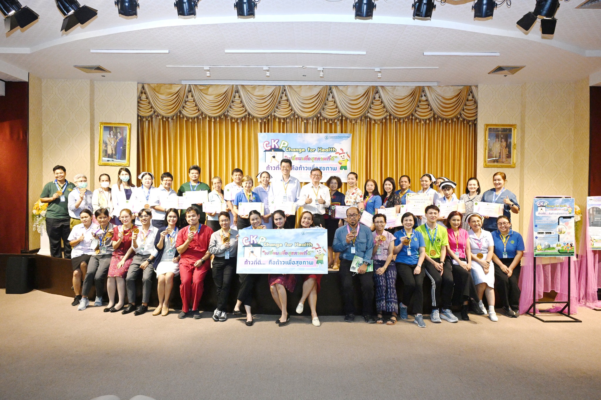 ผู้อำนวยการโรงพยาบาลเจริญกรุงประชารักษ์ มอบเกียรติบัตรผู้ที่ได้รับรางวัลในกิจกรรม CKP Change for Health “เปลี่ยนเพื่อสุขภาพที่ดี”