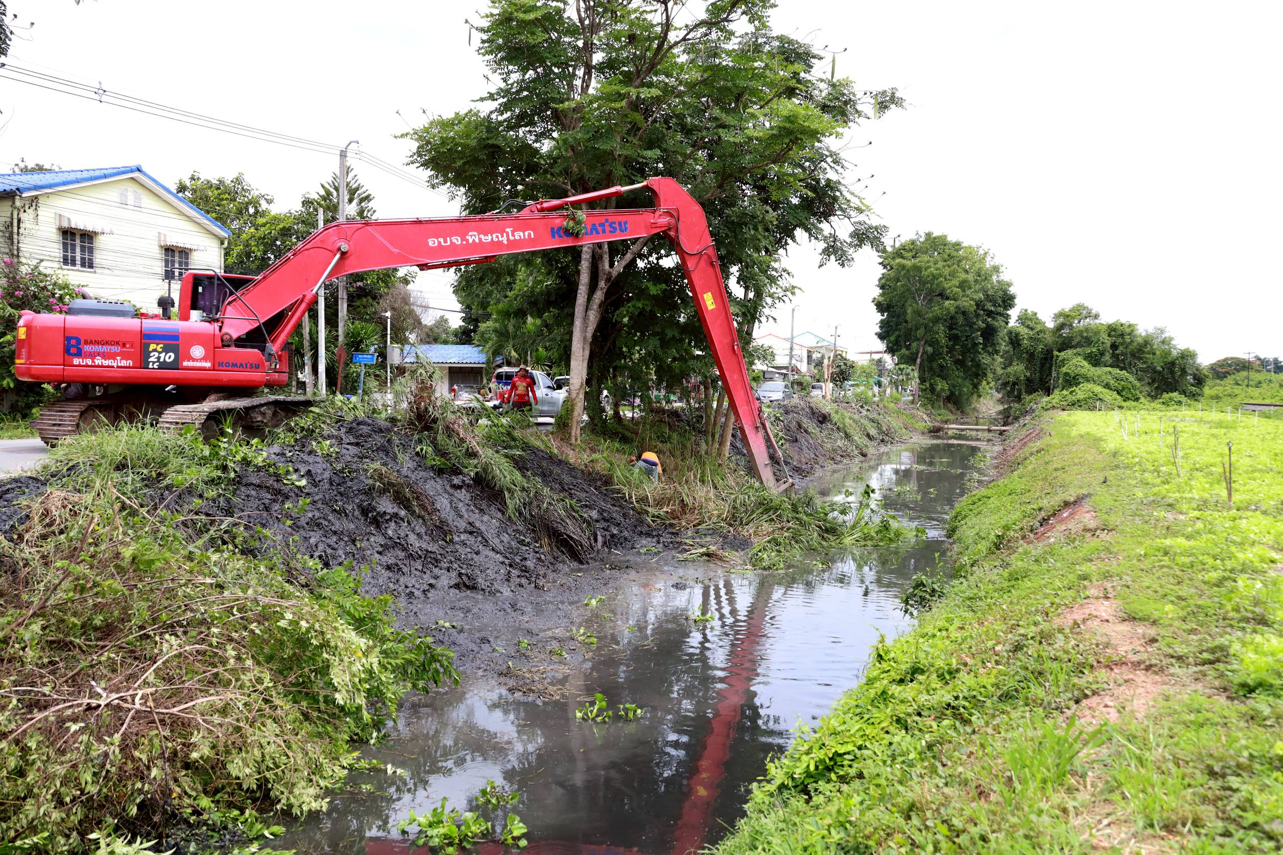 อบจ.พิษณุโลก ส่งเครื่องจักรกลช่วยขุดลอกคลองระบายน้ำ เตรียมพร้อมป้องกันปัญหาน้ำท่วมขังในเขตเทศบาลเมืองอรัญญิก อ.เมืองพิษณุโลก