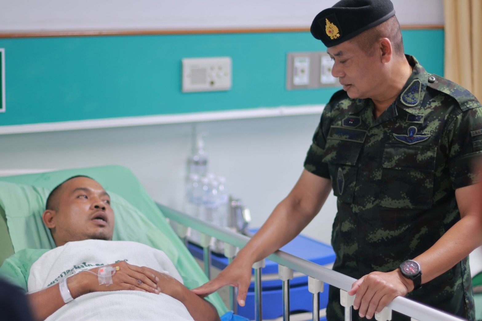 แม่ทัพภาคที่ 4 ให้กำลังใจถึงเตียง 2 ทหารกล้า สู้สุดทางจากเหตุซุ่มโจมตีฐานปฏิบัติการ ยืนหยัดด้วยหัวใจที่กล้าแกร่ง เพื่อสันติสุขชายแดนใต้