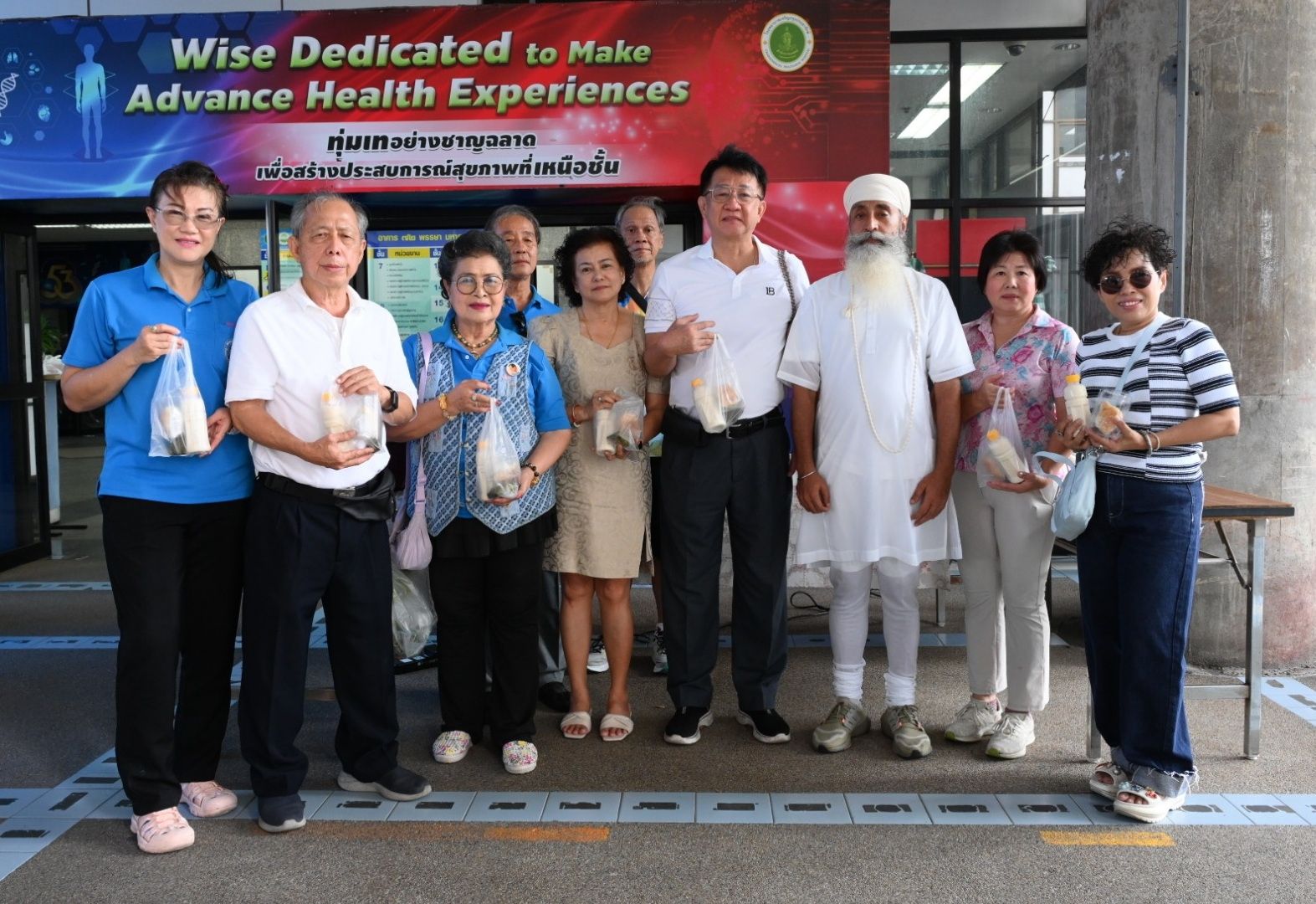 ชมรมผู้สูงอายุ รพ.เจริญกรุงฯ แจกน้ำเต้าหู้-ขนม สร้างรอยยิ้มผู้มาใช้บริการ