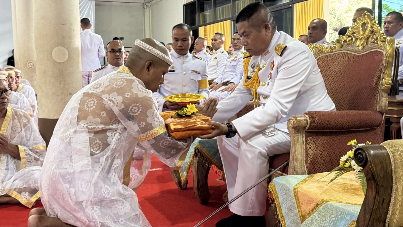 แม่ทัพภาคที่ 4 และชาวไทยพุทธร่วมงานอุปสมบทหมู่ เฉลิมพระเกียรติพระพันปีหลวง สืบสานพระพุทธศาสนาและวัฒนธรรมไทย