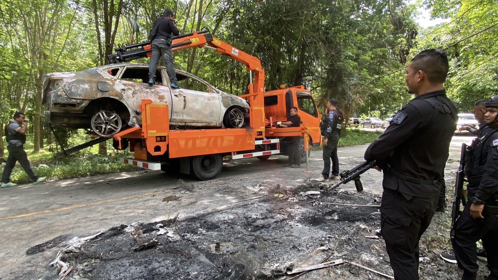 เจ้าหน้าที่พบรถยนต์แจ้งเตือนประกอบคาร์บอมบ์ถูกเผาทิ้งกลางดึกที่รือเสาะ