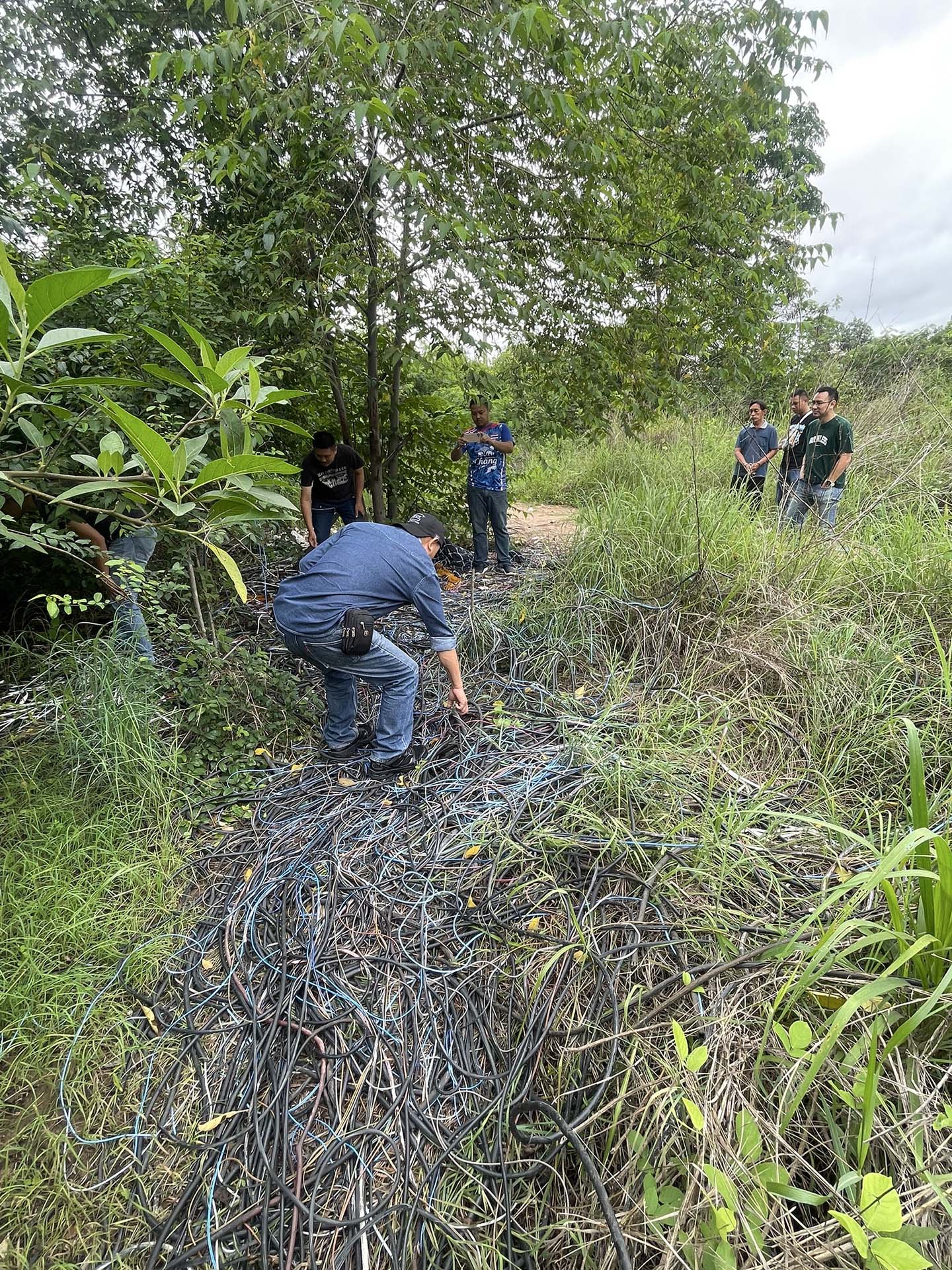 ชุดสืบสวน สภ. เมือง จับกุมชายวัยกลางคนขโมยตัดสายไฟฟ้า