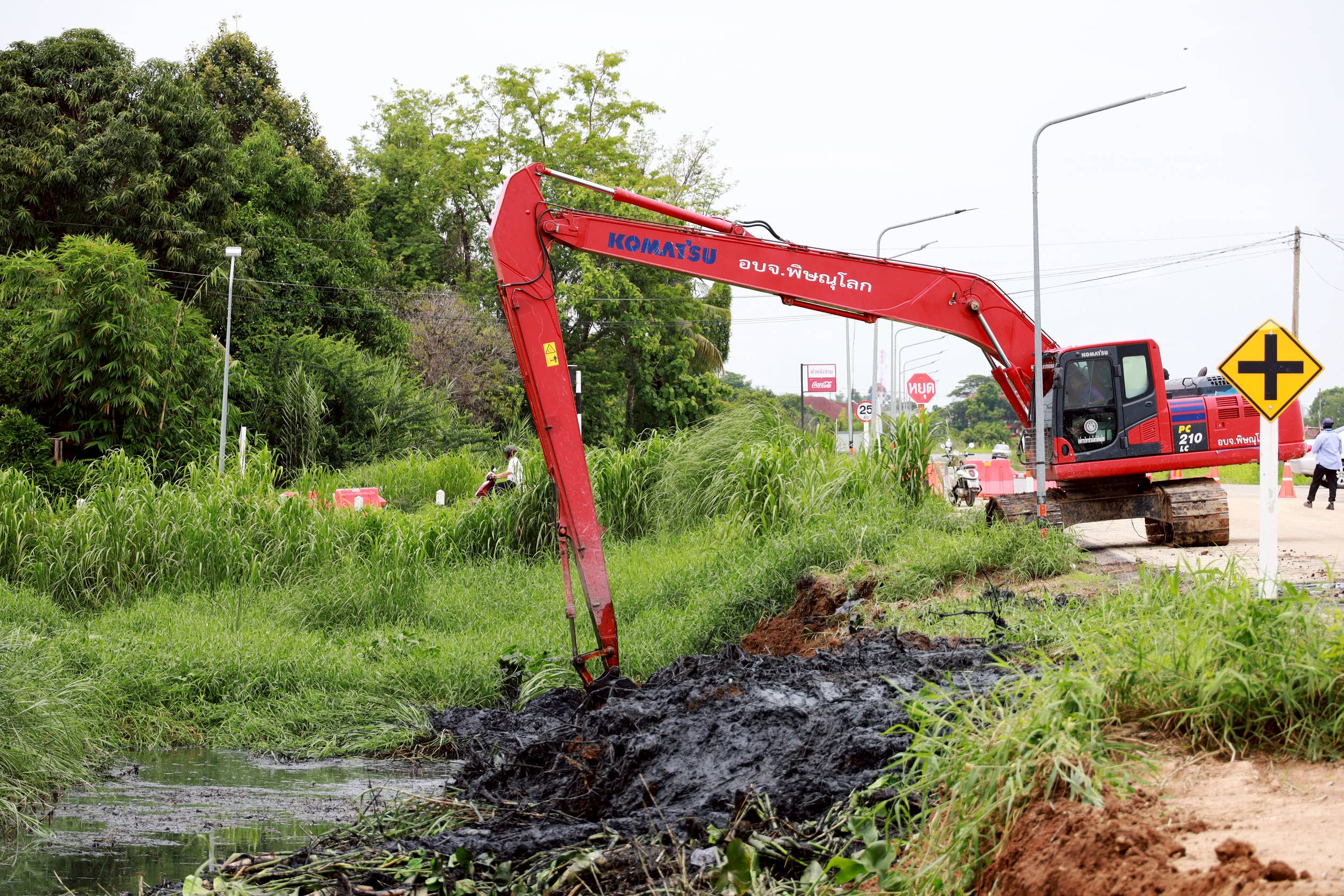 อบจ.พิษณุโลก ช่วยขุดลอกวัชพืชป้องกันและบรรเทาปัญหาน้ำท่วมขังให้ประชาชนในเขตเทศบาลตำบลบ้านคลอง อ.เมืองพิษณุโลก
