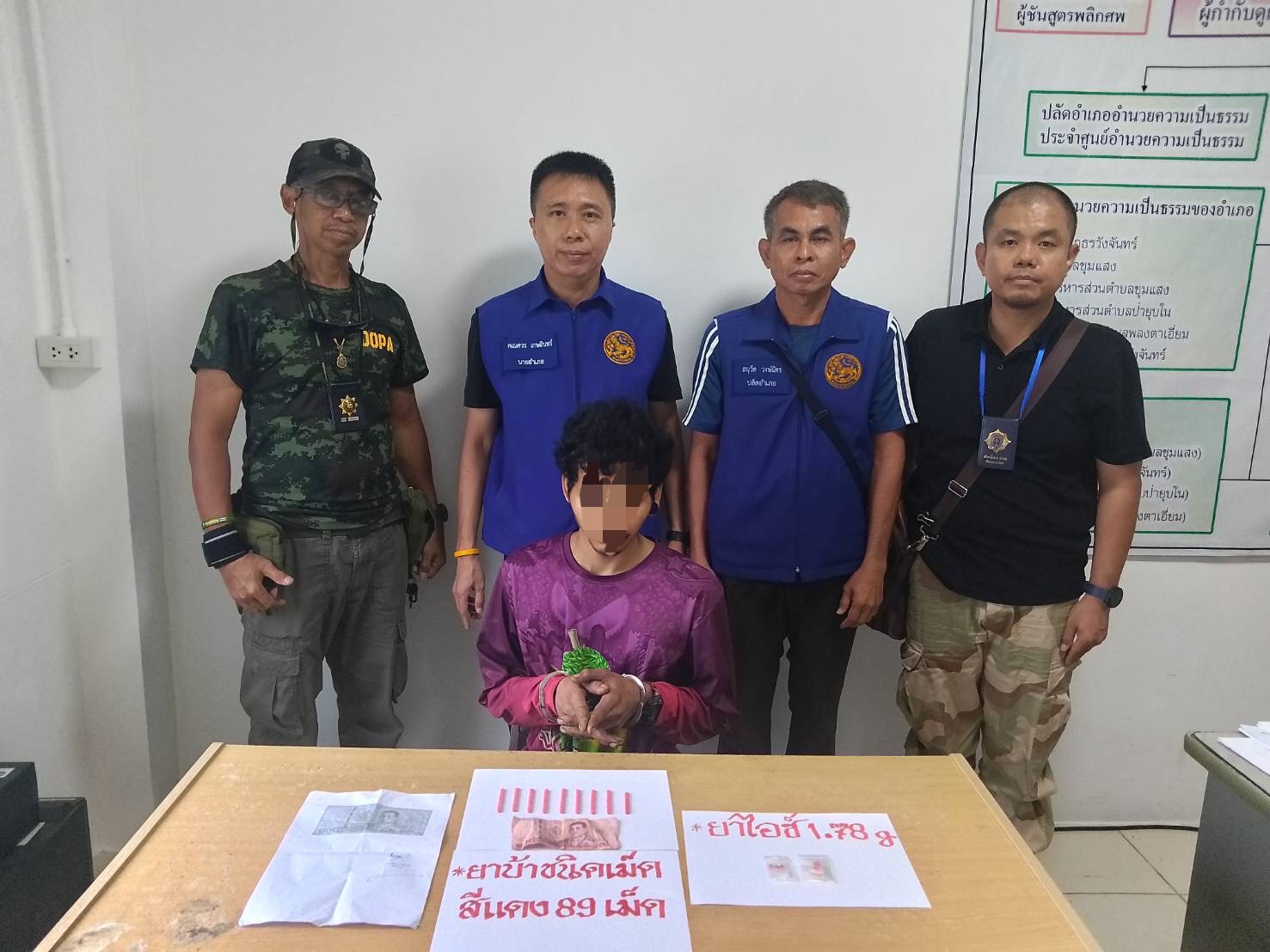 อส.อำเภอวังจันทร์ ทุ่มสุดตัวลวดหนามเสียบทะลุขา หลังเข้าล่อซื้อยาบ้าแล้ววิ่งไล่จับรวบ “ไอ้โอ๊ะ” พร้อมแก็งส์ 5 ราย