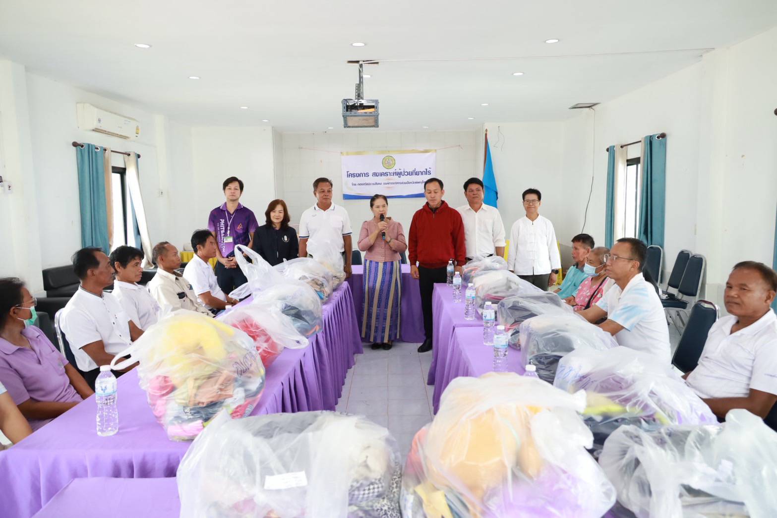 อบจ.พิษณุโลก มอบเงินช่วยเหลือค่าใช้จ่ายในการสงเคราะห์ผู้ป่วยยากไร้ และส่งมอบเสื้อผ้ามือสองให้ประชาชน 43 ราย ใน อ.ชาติตระการ