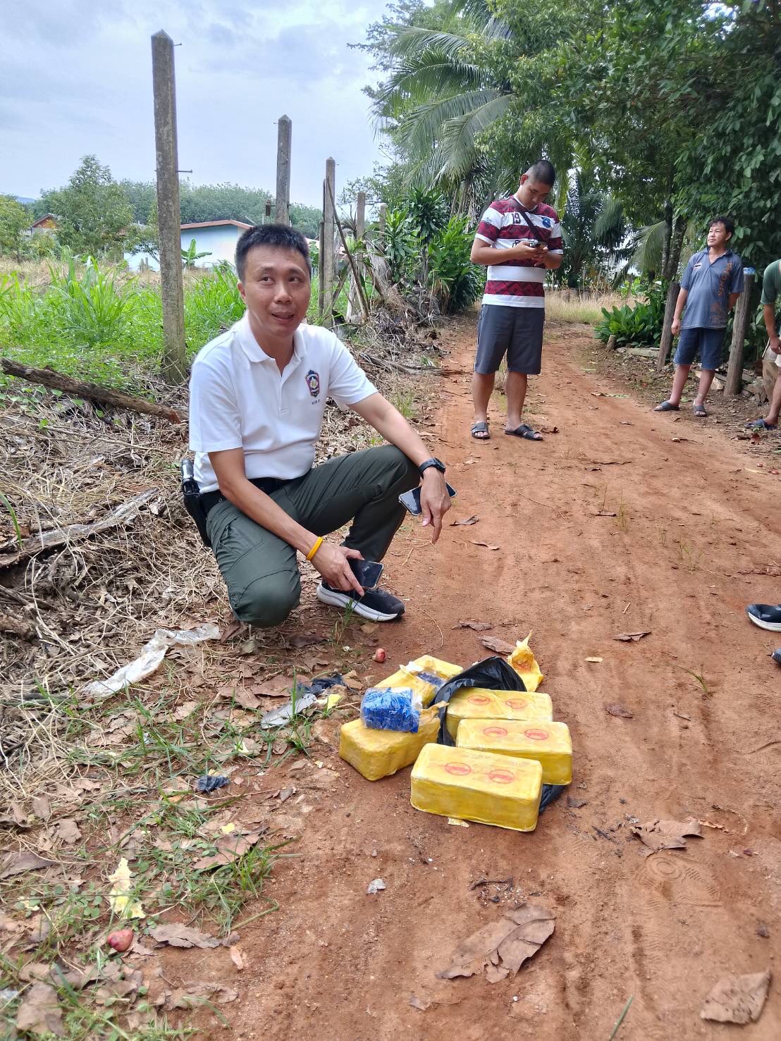 ชาวบ้านอำเภอวังจันทร์ พบกล่องใส่ยาบ้าวางทิ้งริมทาง แจ้งปลัดอำเภอวังจันทร์ และ ตำรวจ ผงะ เปิดดูพบยาบ้า 50,000 เม็ด 