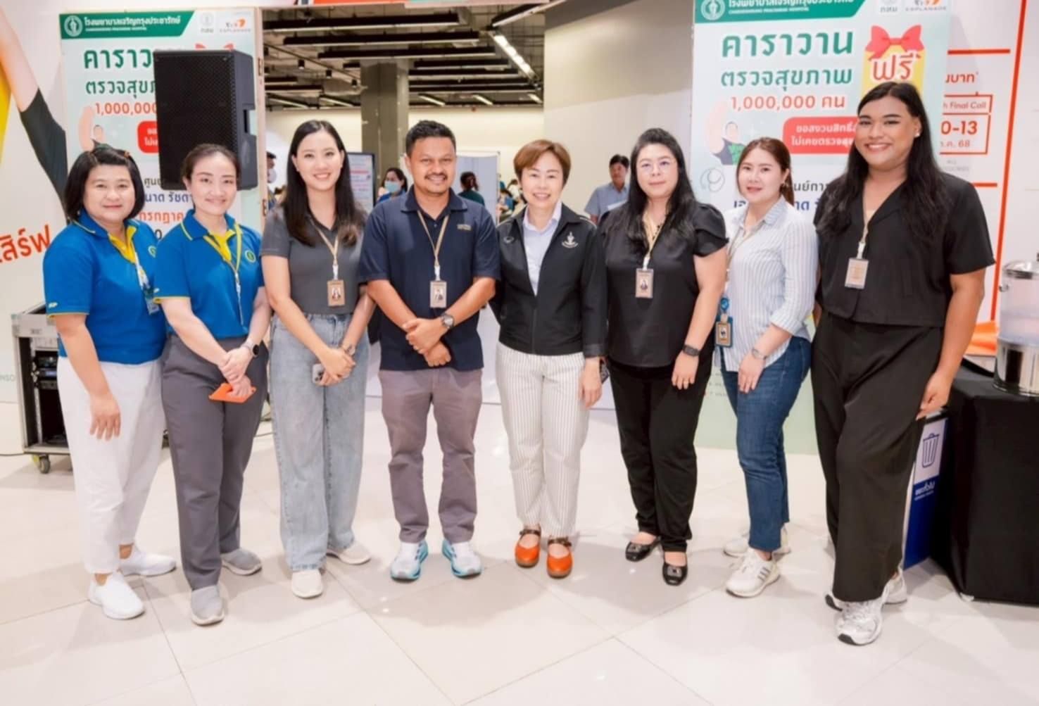 รศ.ทวิดา กมลเวชช รองผู้ว่าราชการกรุงเทพมหานคร ตรวจเยี่ยมกิจกรรม “คาราวานตรวจสุขภาพฟรี 1 ล้านคน” ณ ศูนย์การค้าเอสพละนาด รัชดา