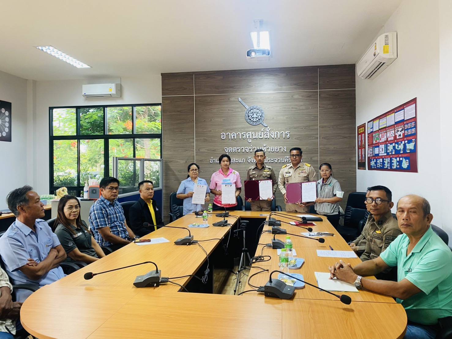 ผกก.สภ.ห้วยยาง พร้อมภาคีเครือข่ายในพื้นที่ผนึกกำลัง ร่วมลงนามปฏิญญารวมพลัง ยับยั้งปัญหายาเสพติด ให้หมดไปภายใน 3 เดือน ตามนโยบายปฏิบัติการ “No Drugs No Dealers”