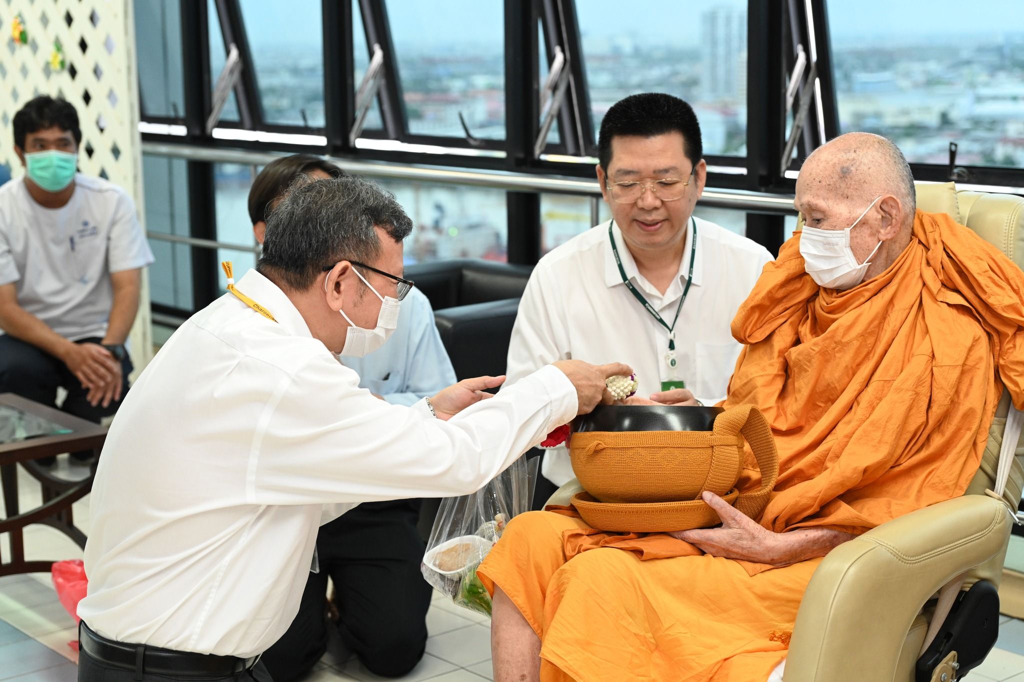 โรงพยาบาลเจริญกรุงประชารักษ์จัดพิธีตักบาตร นิมนต์พระพรหมวชิราภรณ์ เจ้าอาวาสวัดพุทธบูชา รับบิณฑบาต