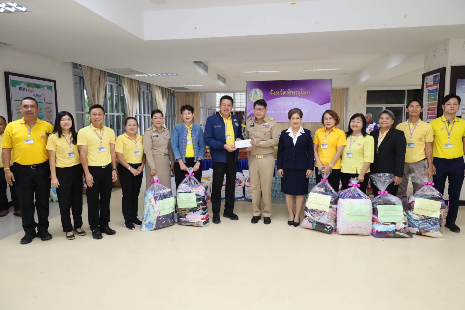 อบจ.พิษณุโลก ร่วมบริจาคสิ่งของบรรเทาทุกข์ผู้ได้รับผลกระทบจากสถานการณ์บริเวณชายแดน ไทย-กัมพูชา