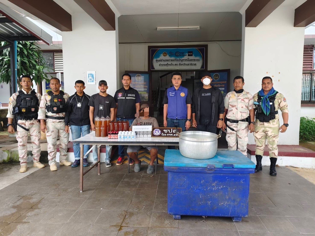 ปิดล้อมสายเขียว!เจ้าหน้าที่บูรณาการบุกจับผู้ขายน้ำกระท่อม ยึดของกลางเพียบ ตามปฏิบัติการ “No Drugs No Dealers”สัปดาห์สีแดง