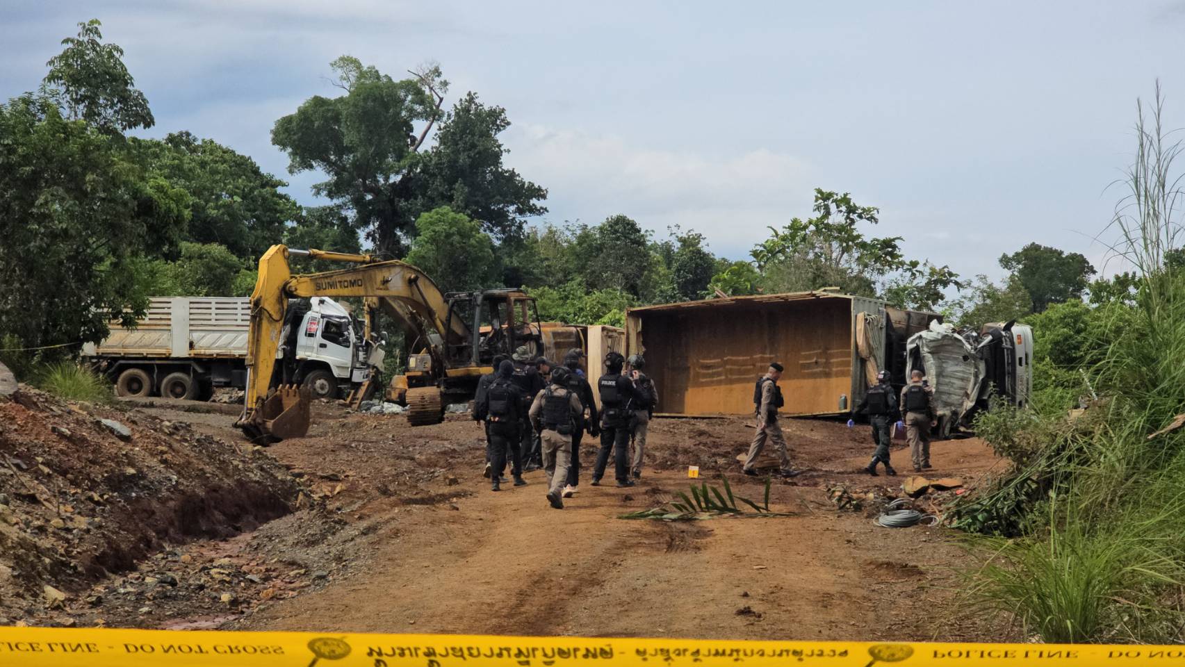 ชาวบ้านเหยียบกับระเบิดขาขาด1และถูกสะเก็ดระเบิดเจ็บอีก1 ขณะอี.โอ.ดี.และพิสูจน์หลักฐาน ตรวจคนร้ายเผาและทำลายรถแบกโฮ รถ10 ล้อ รวม7คันที่เหมืองแร่จะแนะ